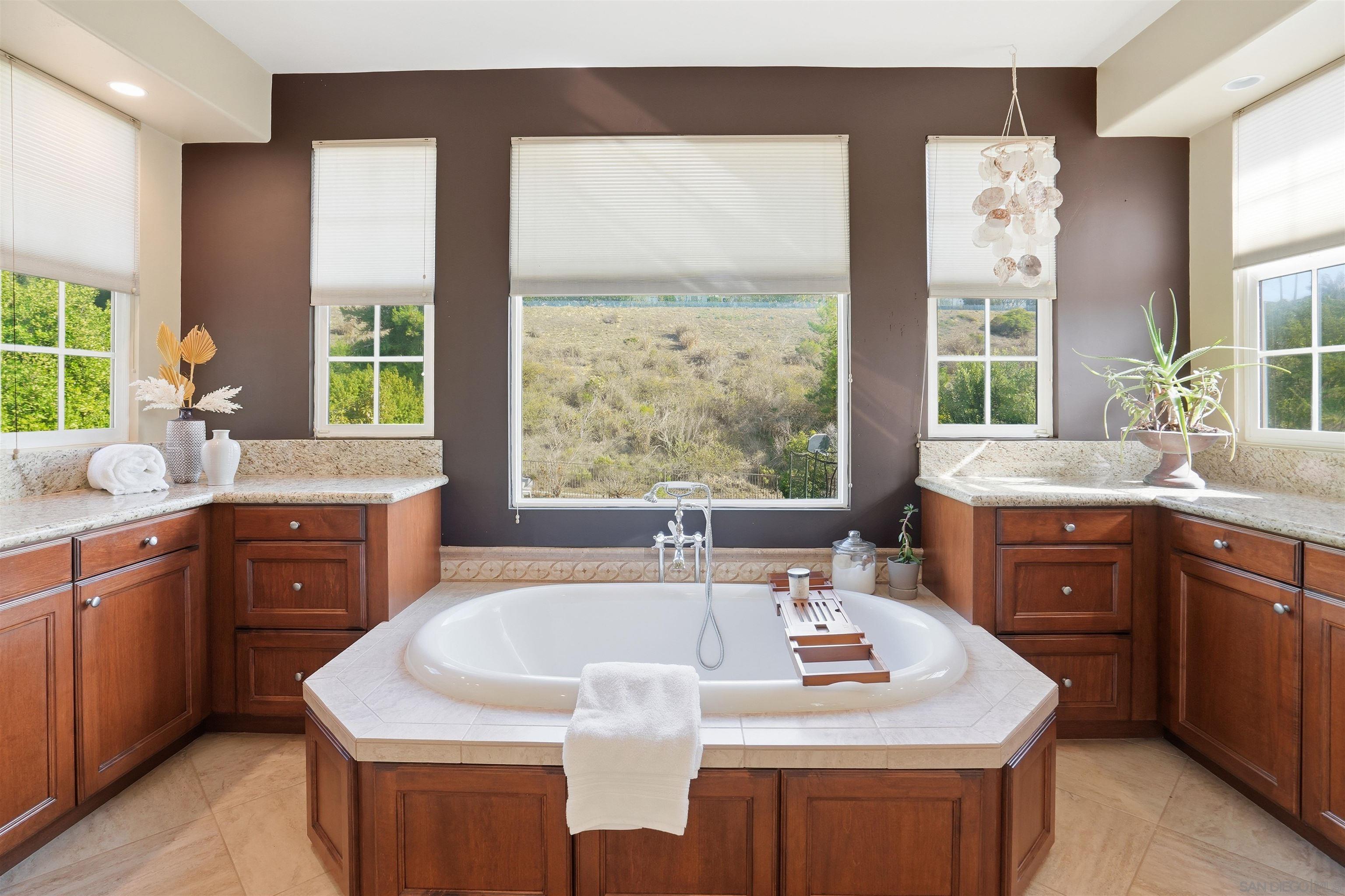 Detail Gallery Image 19 of 33 For 6562  Halite Place, Carlsbad,  CA 92009 - 5 Beds | 4/1 Baths