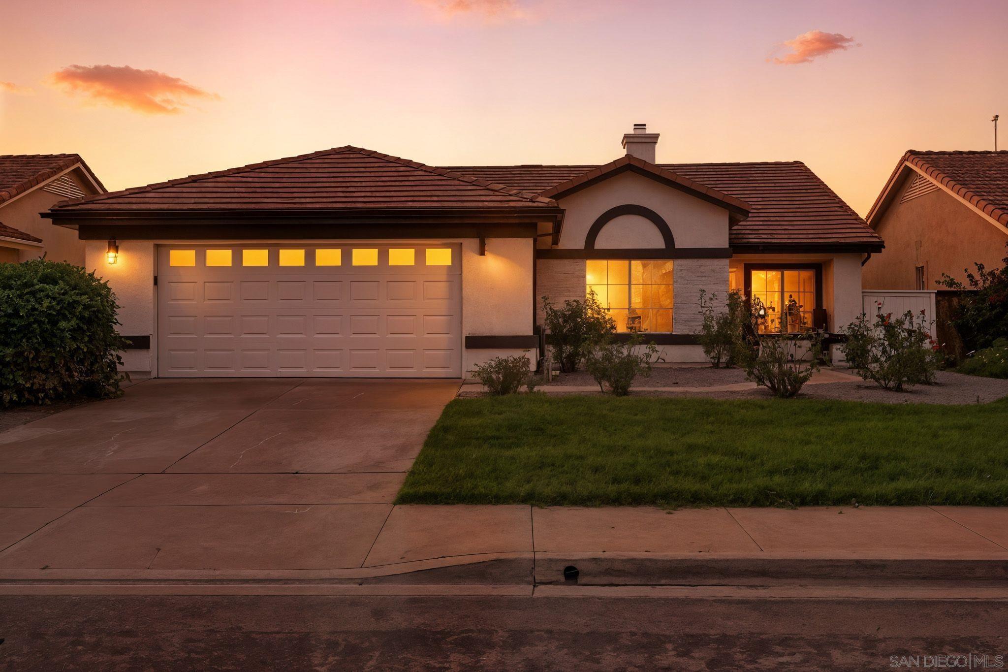 Detail Gallery Image 2 of 30 For 183  Plumosa Street, Oceanside,  CA 92058 - 4 Beds | 2 Baths