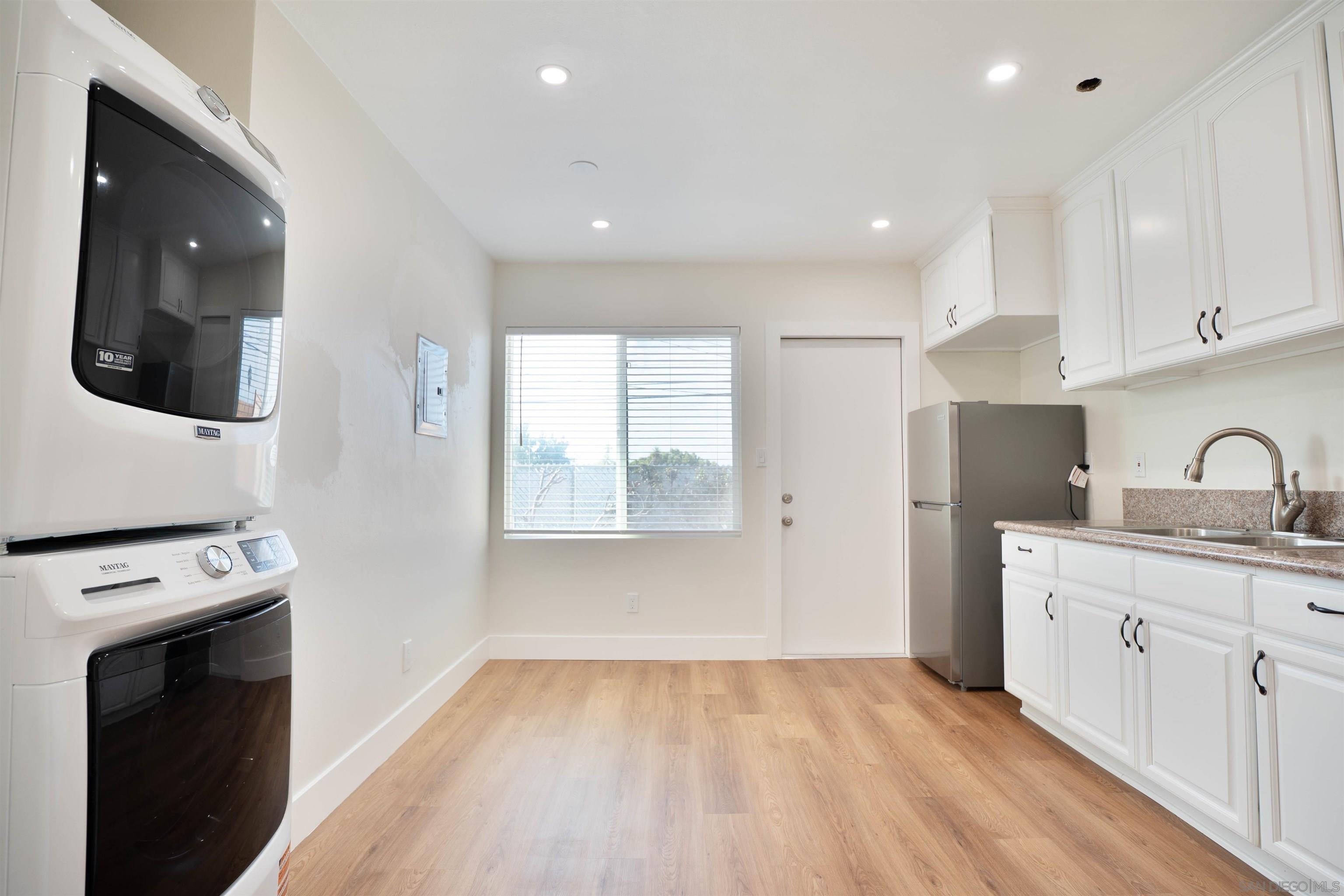 Detail Gallery Image 3 of 18 For 3186  Clairemont Dr, San Diego,  CA 92117 - 2 Beds | 1 Baths