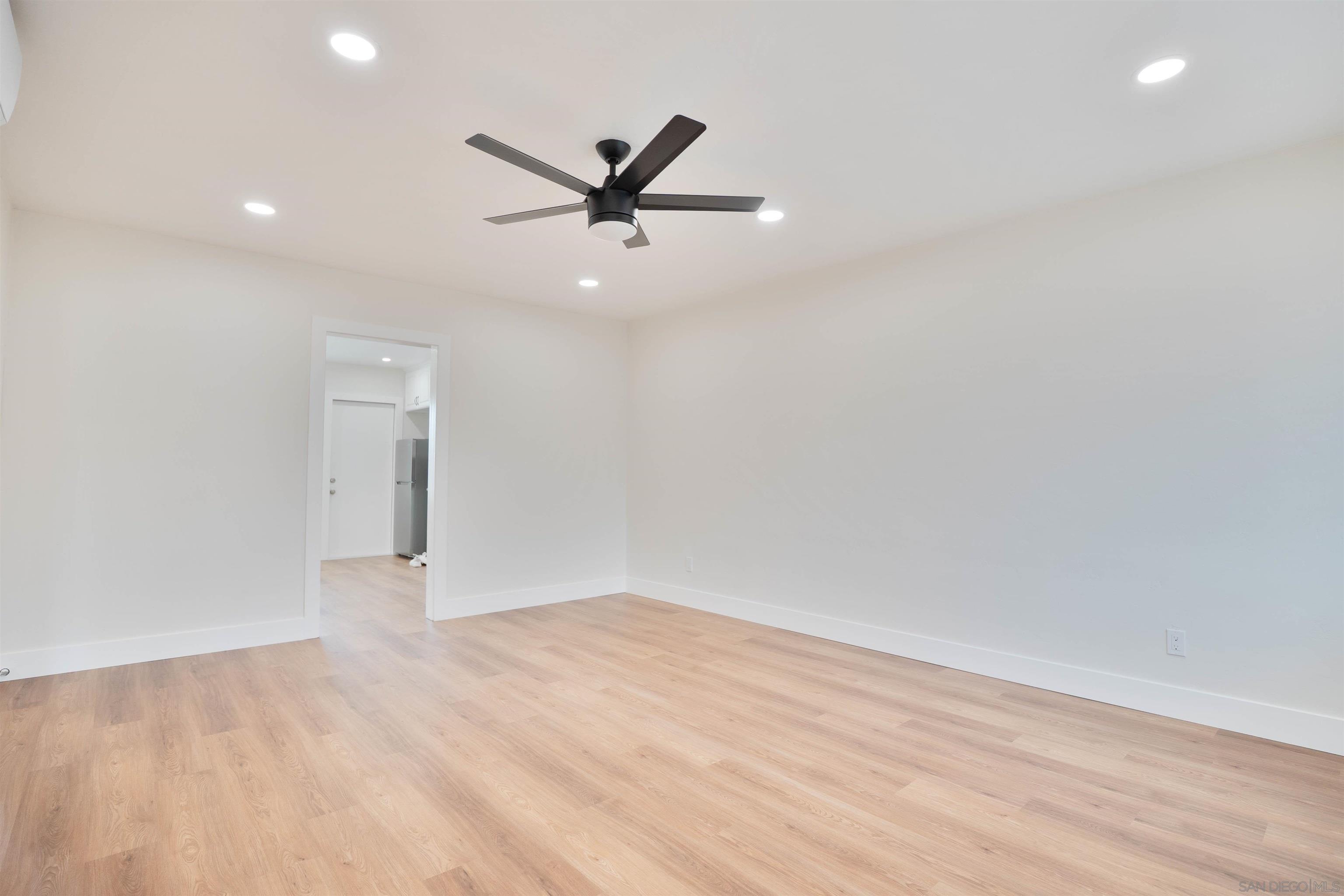 Detail Gallery Image 6 of 18 For 3186  Clairemont Dr, San Diego,  CA 92117 - 2 Beds | 1 Baths