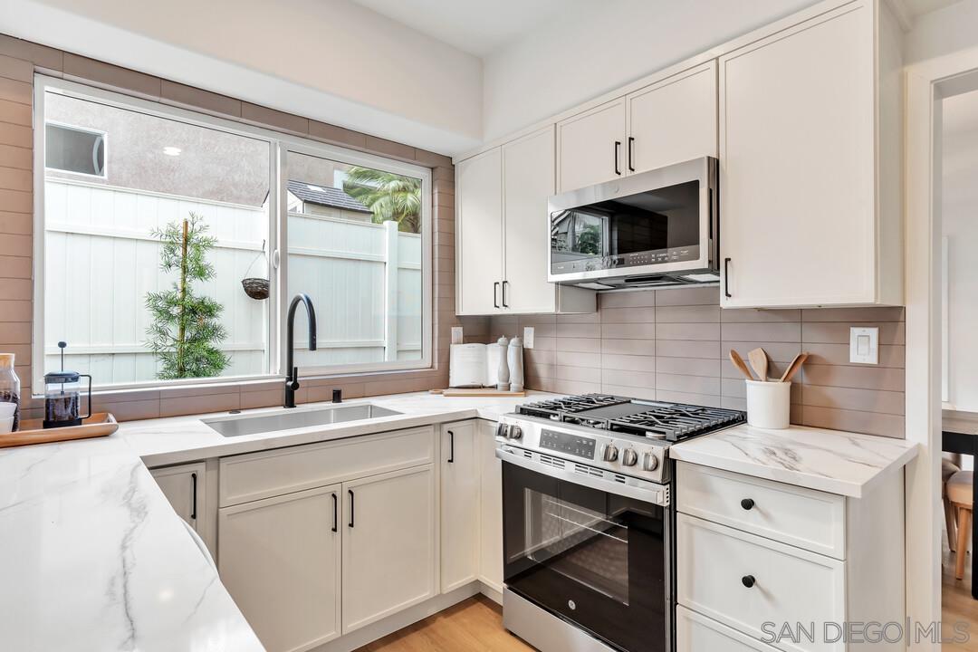 Detail Gallery Image 11 of 38 For 12169  via San Loreno, San Diego,  CA 92128 - 3 Beds | 2/1 Baths