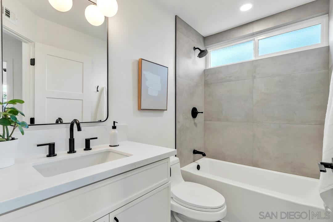 Detail Gallery Image 27 of 38 For 12169  via San Loreno, San Diego,  CA 92128 - 3 Beds | 2/1 Baths