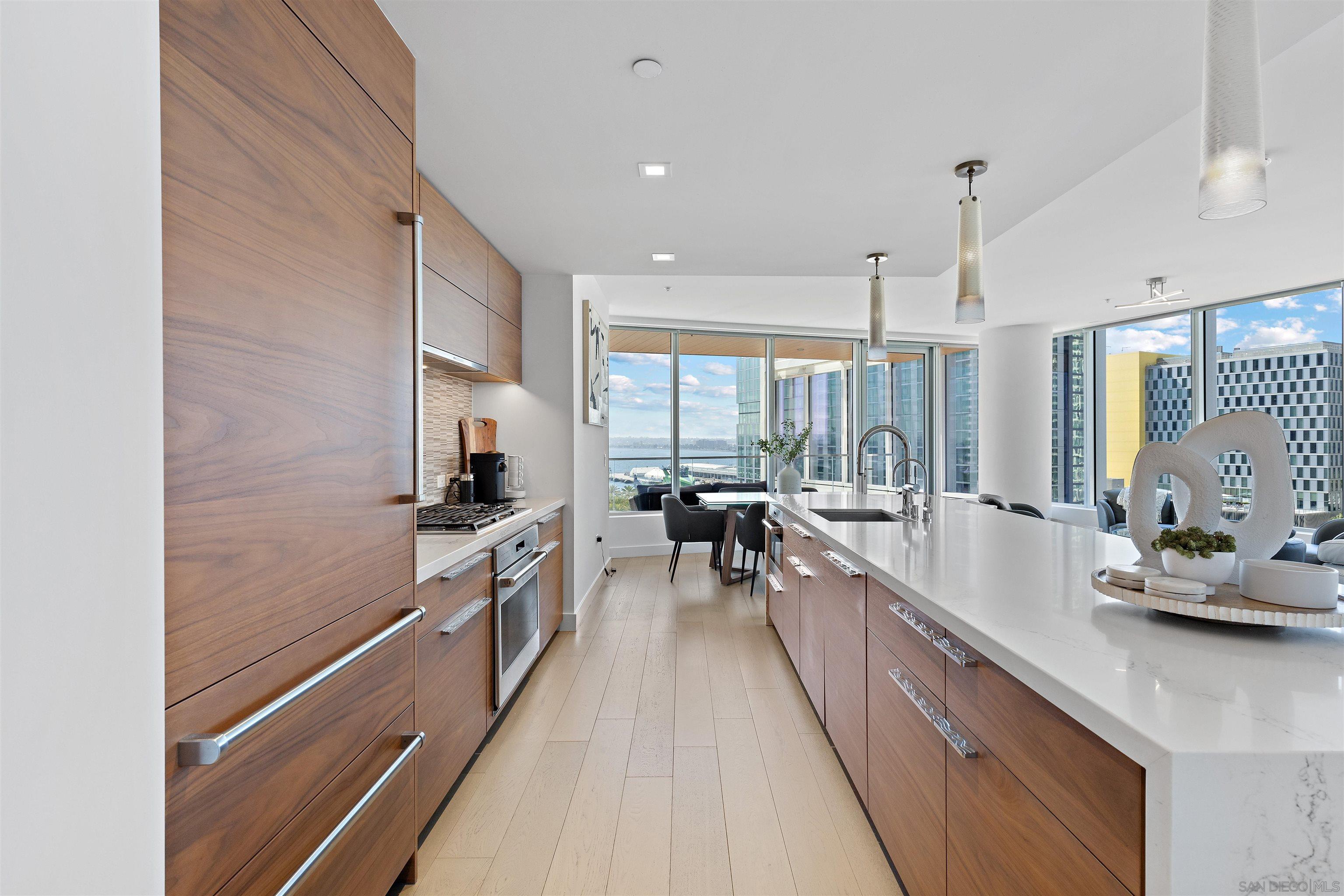 Detail Gallery Image 5 of 66 For 888 W E Street  #1001,  San Diego,  CA 92101 - 3 Beds | 2/1 Baths