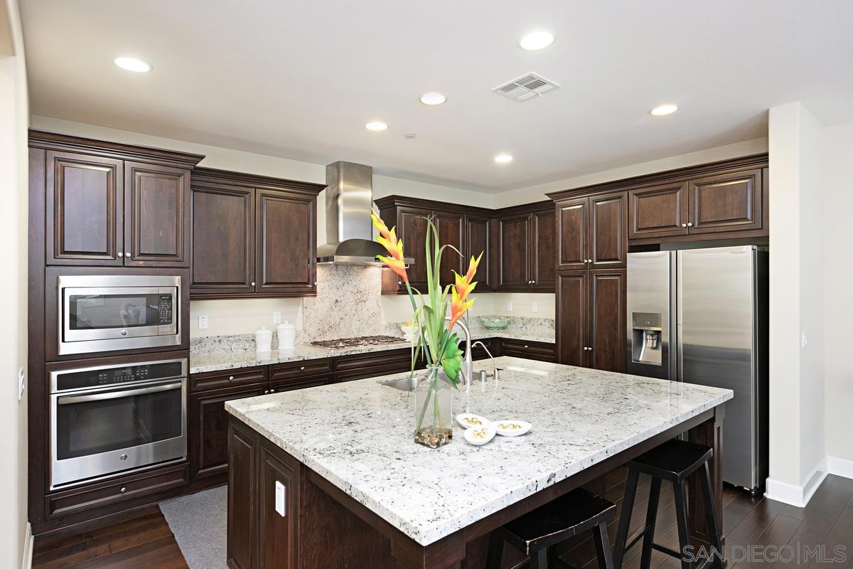 Detail Gallery Image 11 of 31 For 13593  Dondero Place, San Diego,  CA 92130 - 4 Beds | 3 Baths