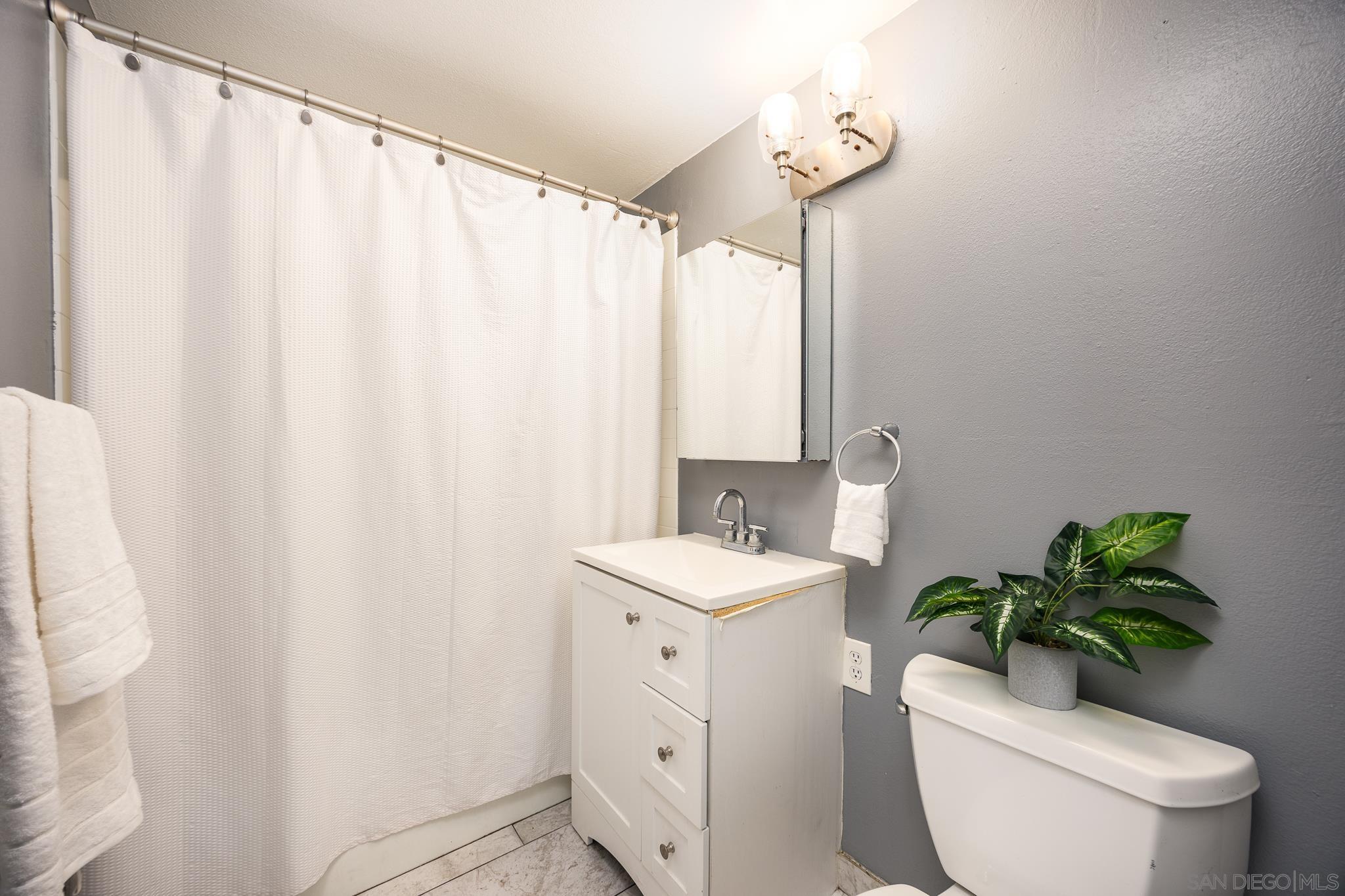 Detail Gallery Image 13 of 24 For 3568  Front St  #D,  San Diego,  CA 92103 - 3 Beds | 2/1 Baths