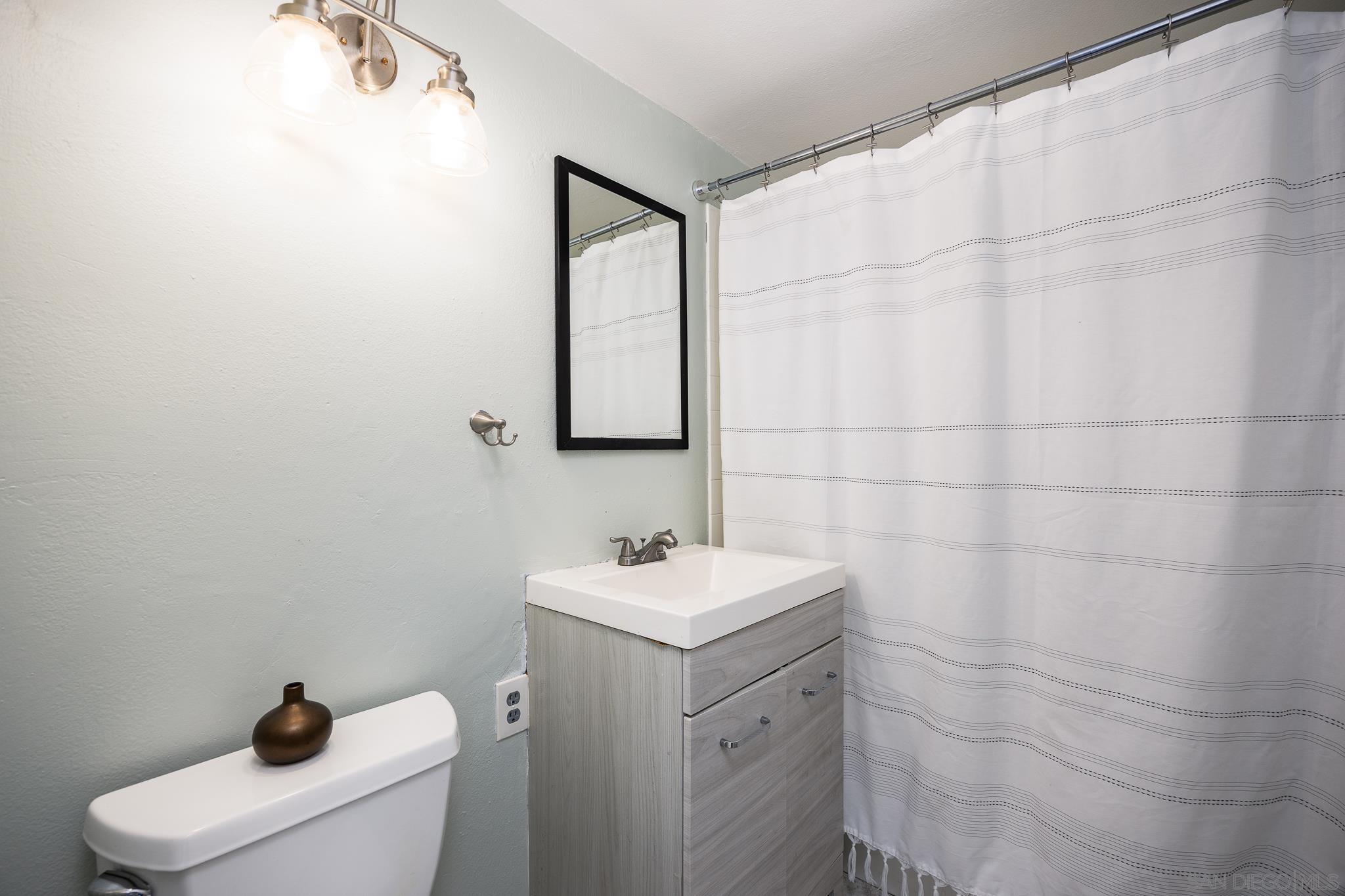 Detail Gallery Image 16 of 24 For 3568  Front St  #D,  San Diego,  CA 92103 - 3 Beds | 2/1 Baths