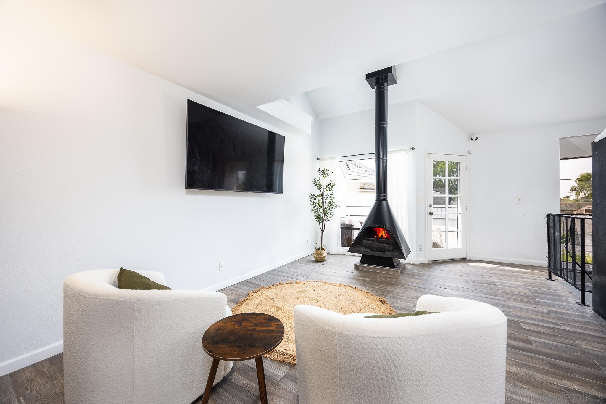 Detail Gallery Image 4 of 24 For 3568  Front St  #D,  San Diego,  CA 92103 - 3 Beds | 2/1 Baths