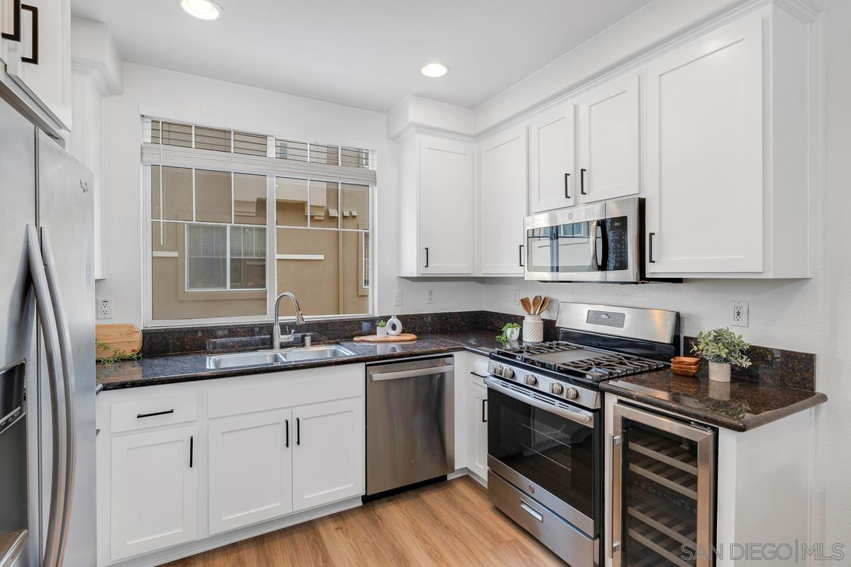 Detail Gallery Image 10 of 41 For 2842  Farragut Road  #131,  San Diego,  CA 92106 - 3 Beds | 3 Baths