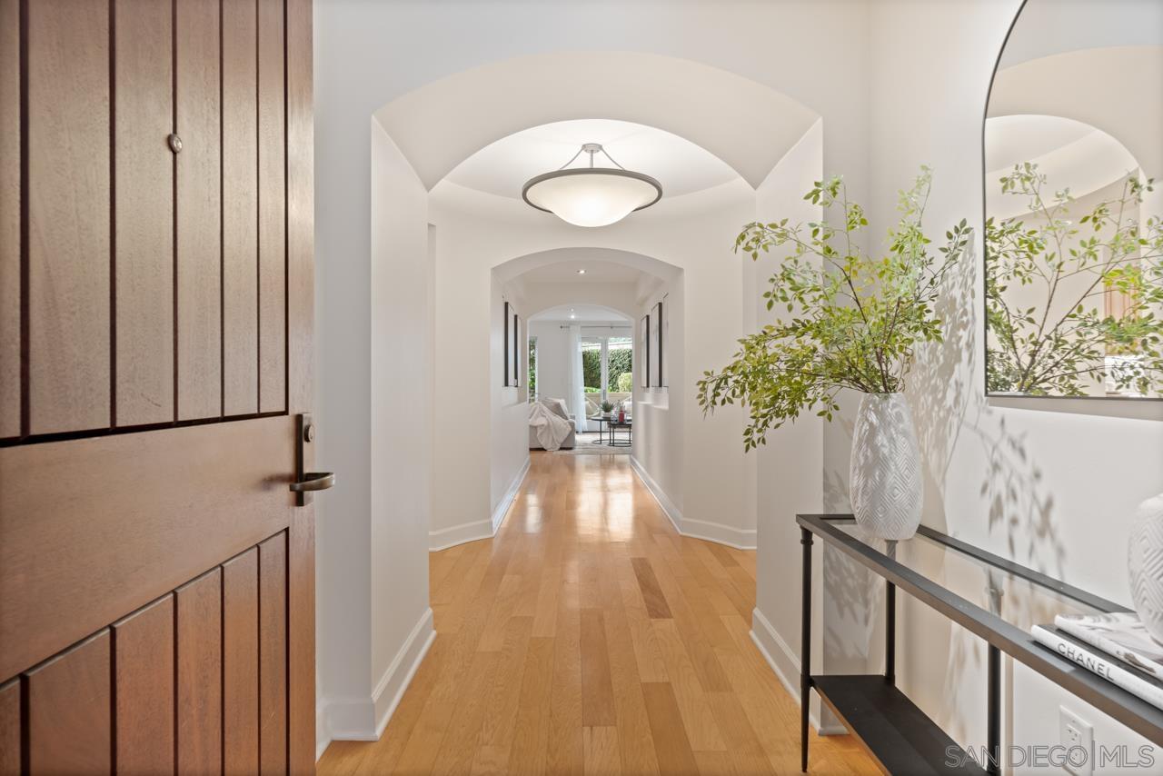 Detail Gallery Image 4 of 49 For 1040  Genter St  #103,  La Jolla,  CA 92037 - 3 Beds | 3 Baths