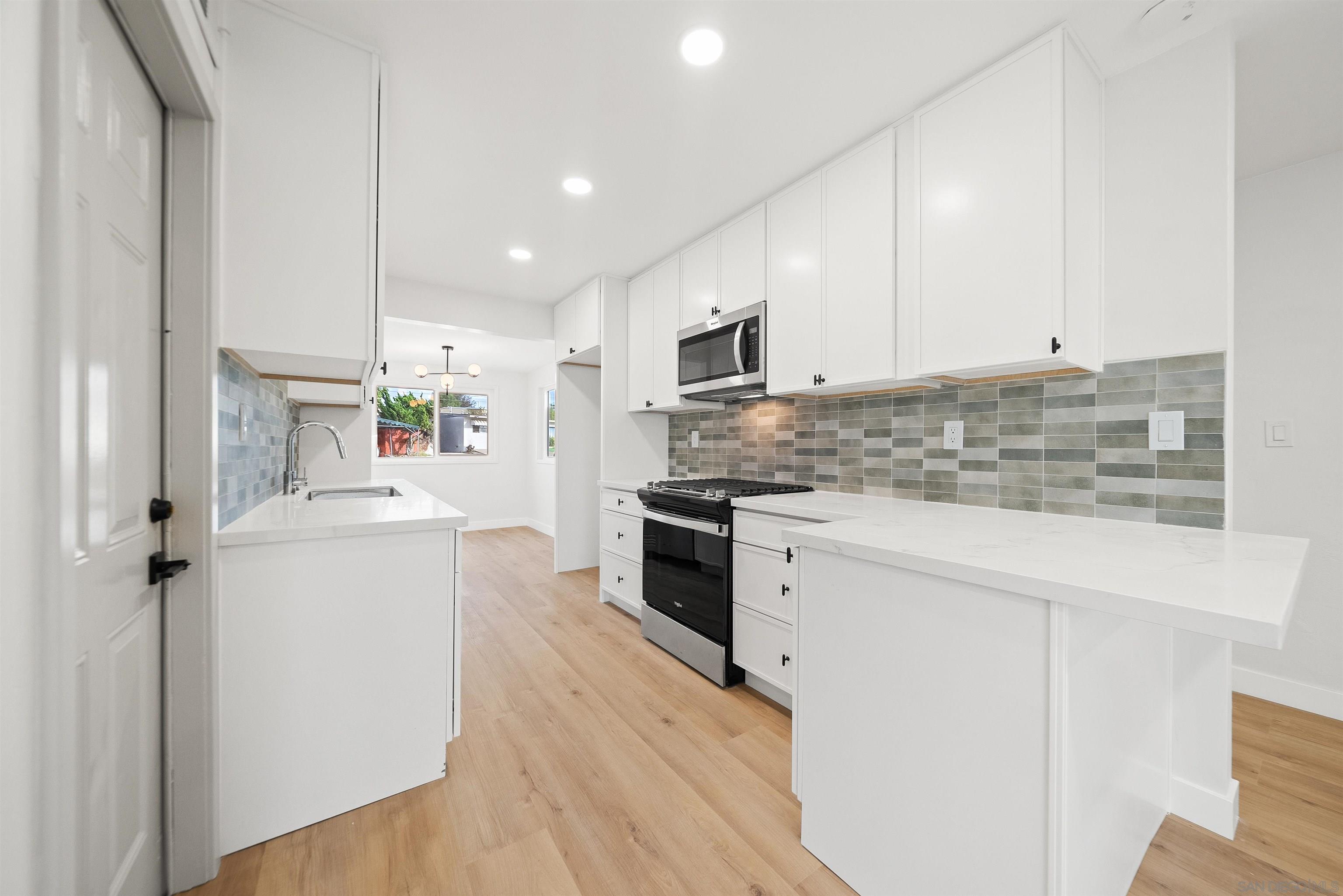 Detail Gallery Image 3 of 31 For 3270  Easy St, San Diego,  CA 92105 - 3 Beds | 2 Baths