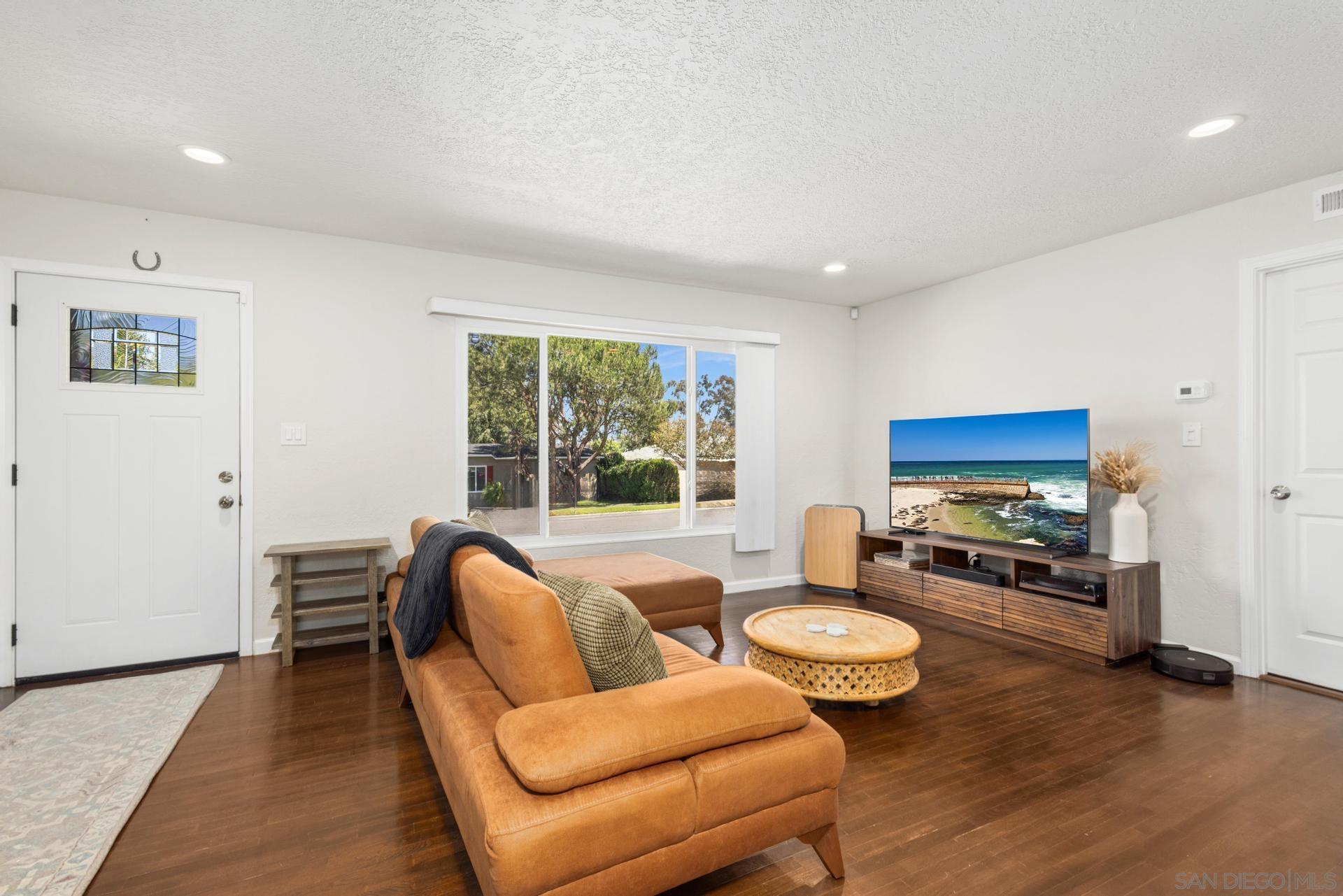 Detail Gallery Image 3 of 24 For 346  El Monte Rd, El Cajon,  CA 92020 - 4 Beds | 2 Baths