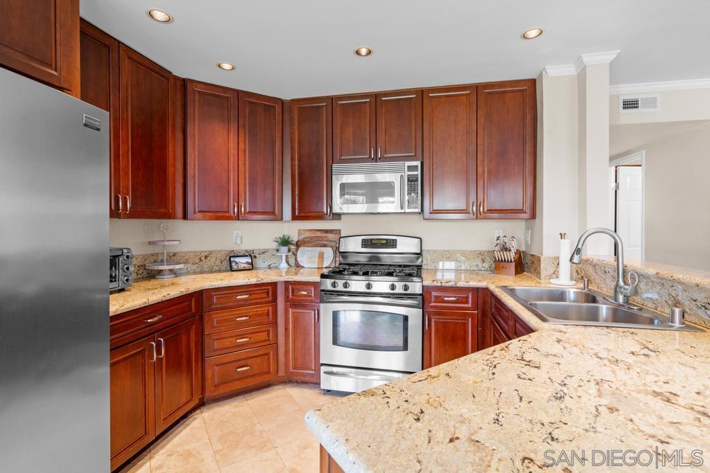 Detail Gallery Image 11 of 48 For 12848  Salmon River Rd, San Diego,  CA 92129 - 5 Beds | 3 Baths