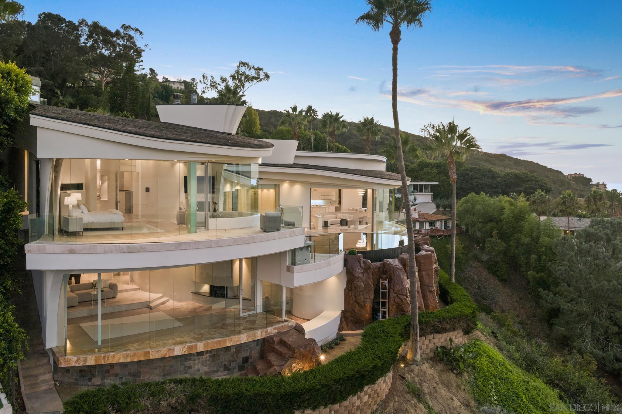 Detail Gallery Image 23 of 42 For 7455  Hillside Dr, La Jolla,  CA 92037 - 7 Beds | 6/1 Baths