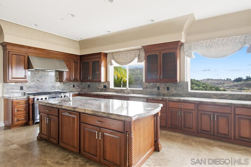 Detail Gallery Image 10 of 73 For 30270  Montrachet St, Bonsall,  CA 92003 - 4 Beds | 6 Baths