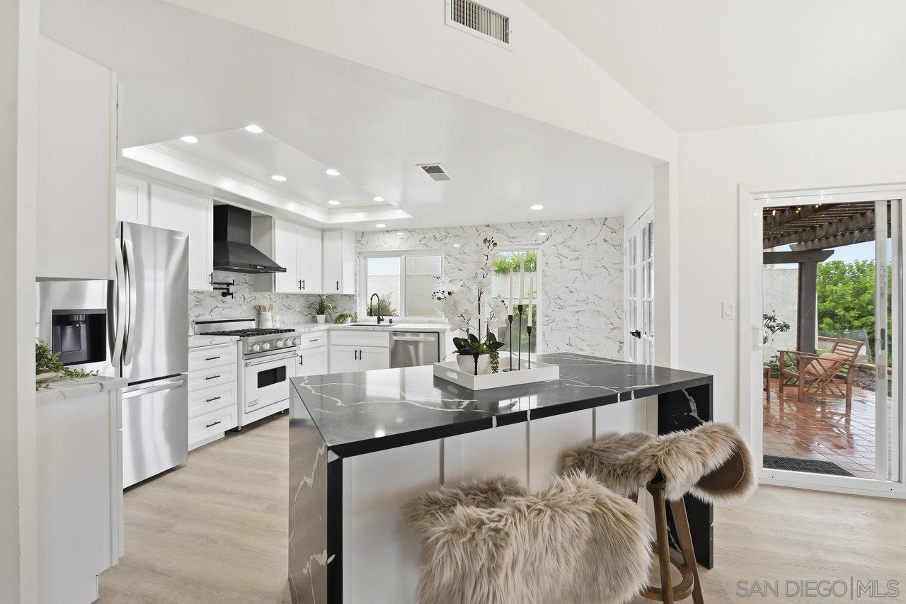 Detail Gallery Image 14 of 39 For 17676  Corte Sobrado, San Diego,  CA 92128 - 2 Beds | 2 Baths