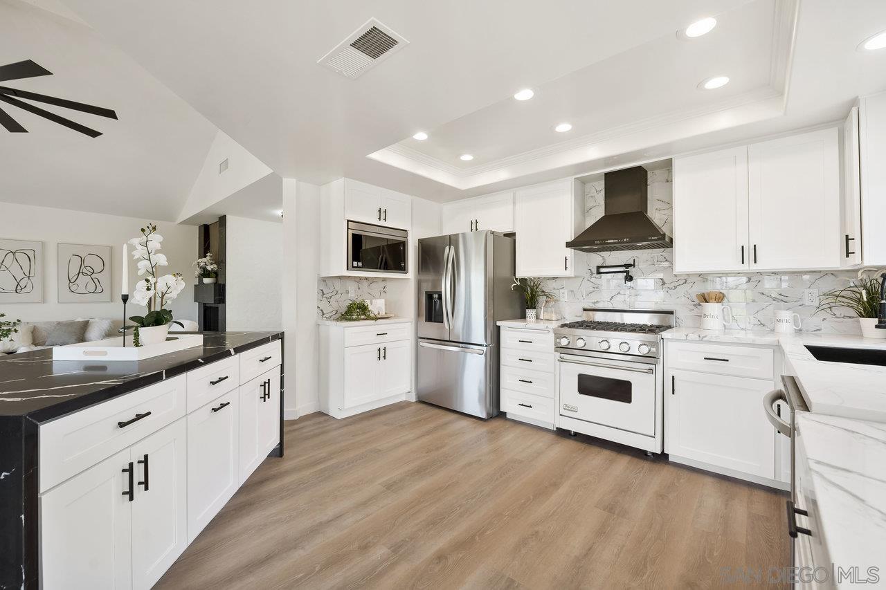 Detail Gallery Image 10 of 39 For 17676  Corte Sobrado, San Diego,  CA 92128 - 2 Beds | 2 Baths