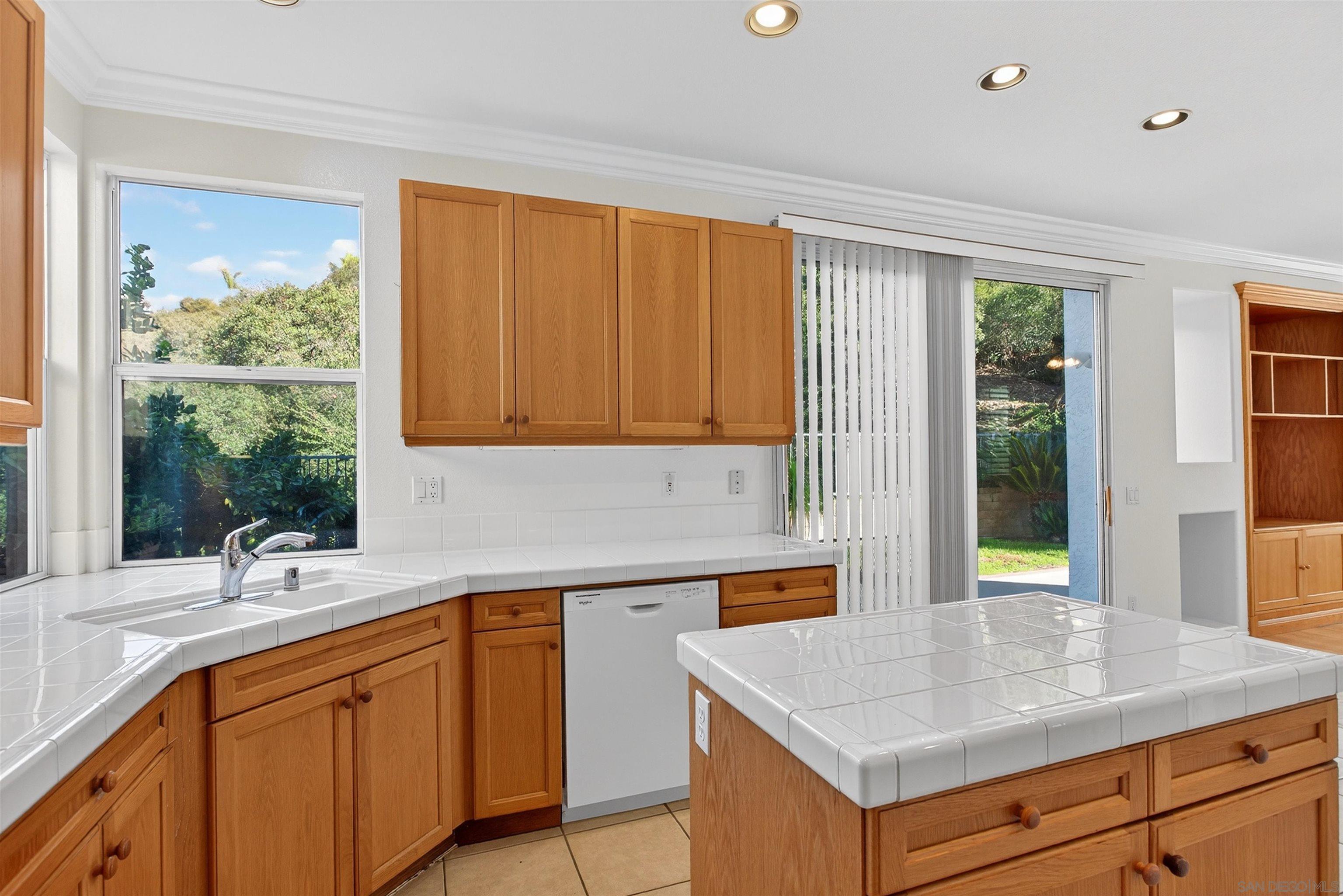 Detail Gallery Image 7 of 49 For 11911  Dapple Way, San Diego,  CA 92128 - 5 Beds | 3 Baths