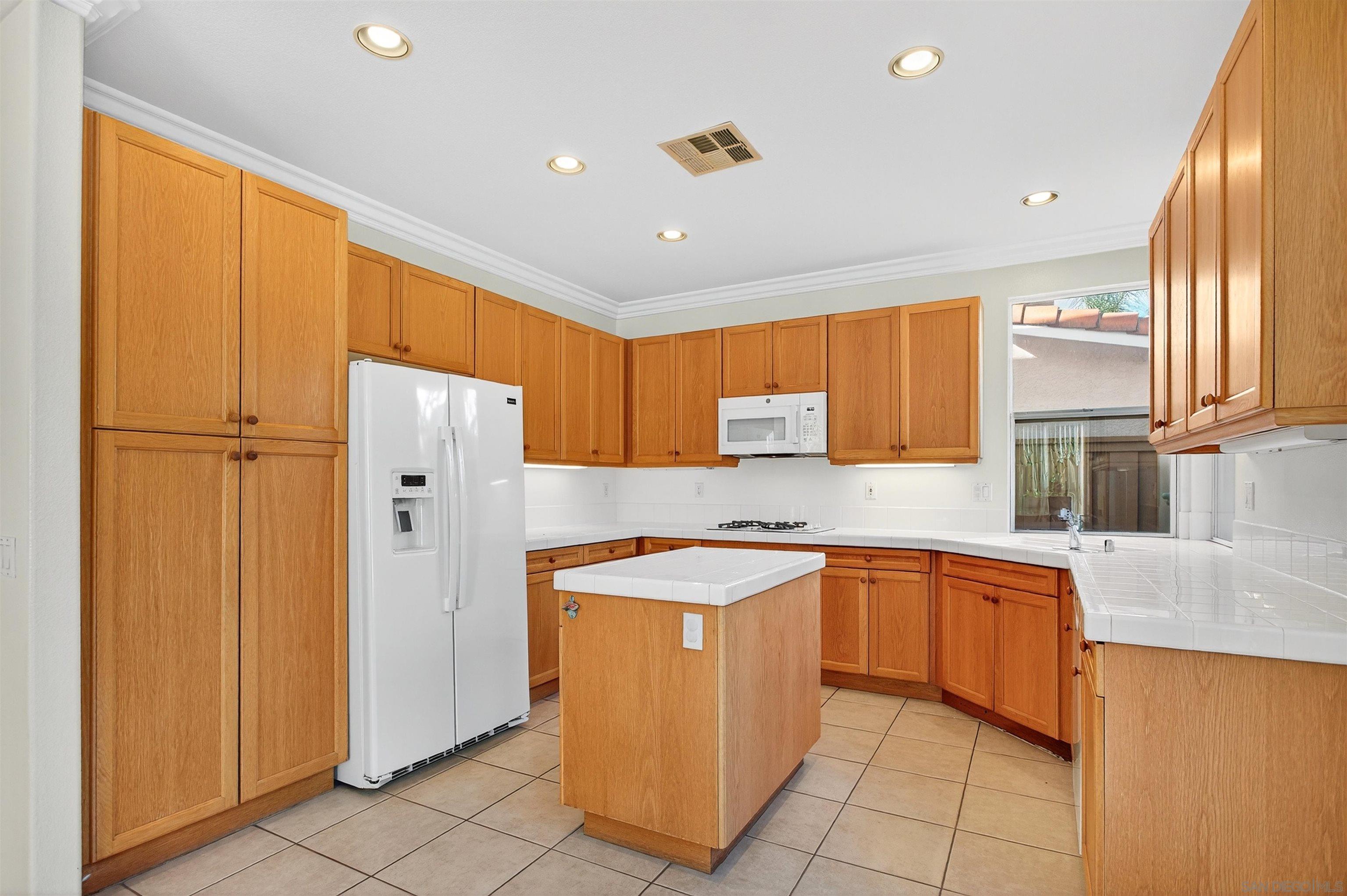 Detail Gallery Image 9 of 49 For 11911  Dapple Way, San Diego,  CA 92128 - 5 Beds | 3 Baths