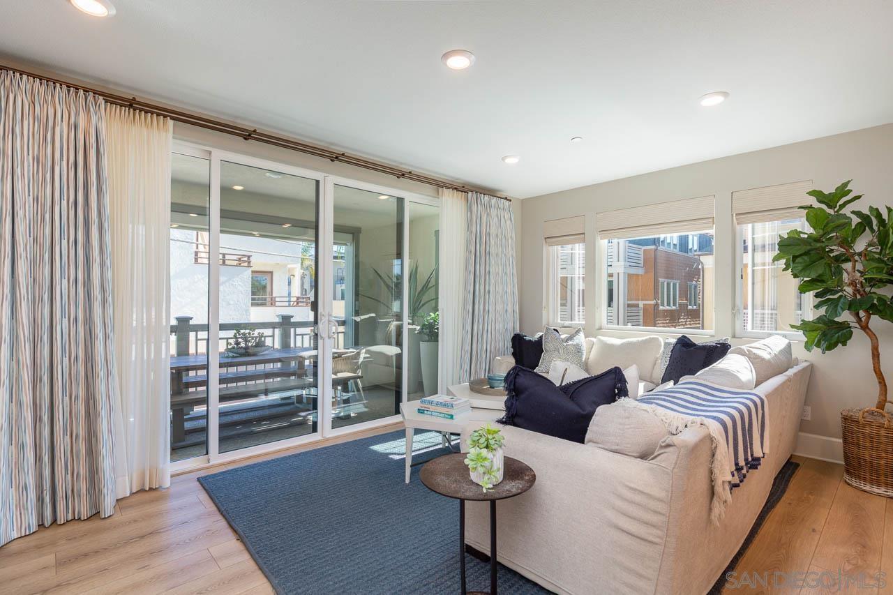 Detail Gallery Image 4 of 30 For 827  Jersey Court, San Diego,  CA 92109 - 3 Beds | 3 Baths