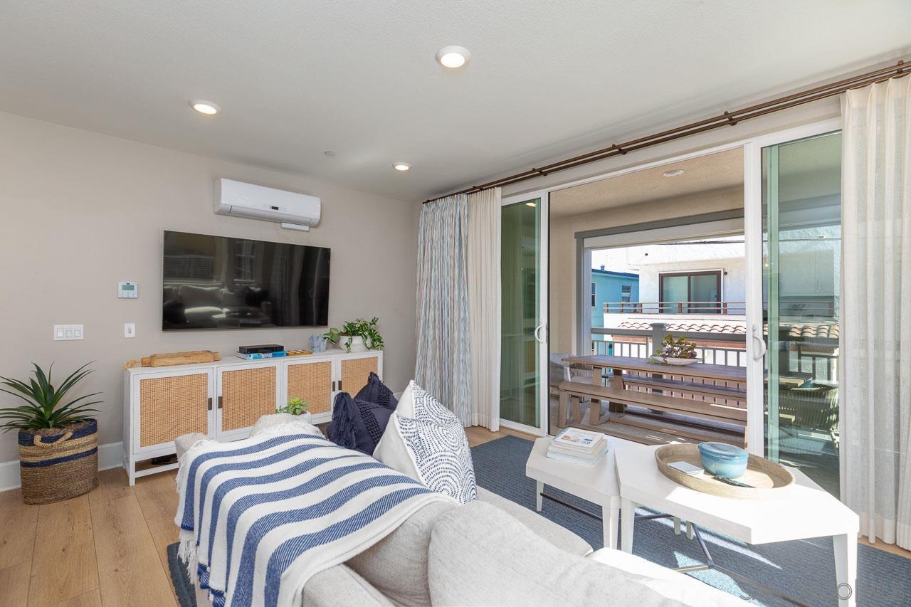 Detail Gallery Image 5 of 30 For 827  Jersey Court, San Diego,  CA 92109 - 3 Beds | 3 Baths