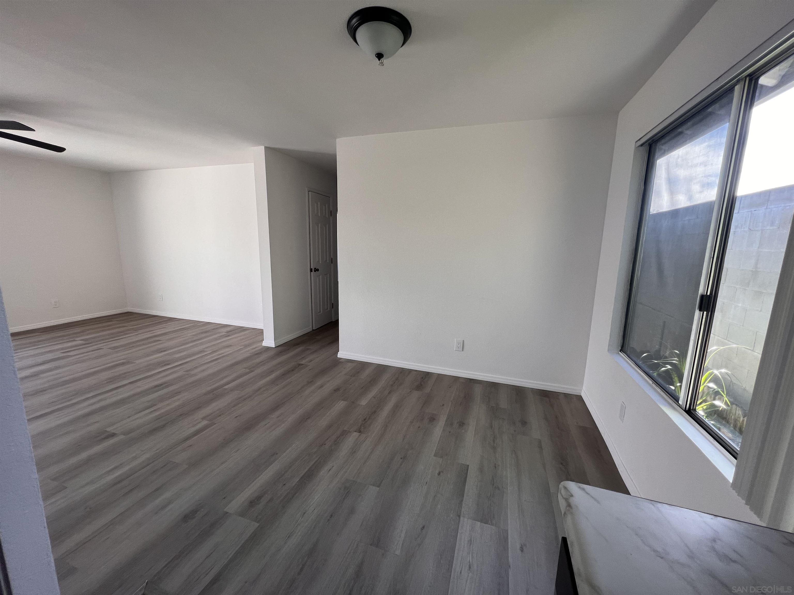 Detail Gallery Image 3 of 13 For 1932  West Dr  E, Vista,  CA 92083 - 2 Beds | 2 Baths