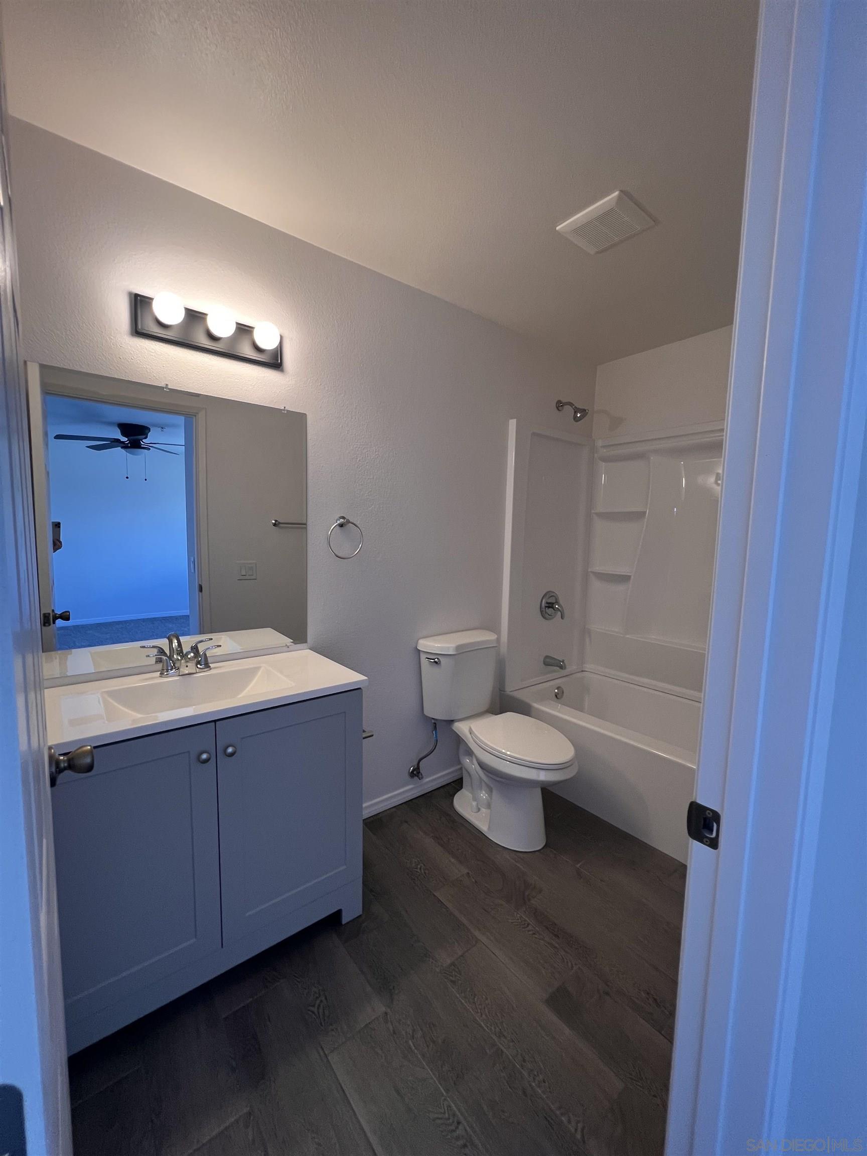 Detail Gallery Image 4 of 13 For 1932  West Dr  E, Vista,  CA 92083 - 2 Beds | 2 Baths