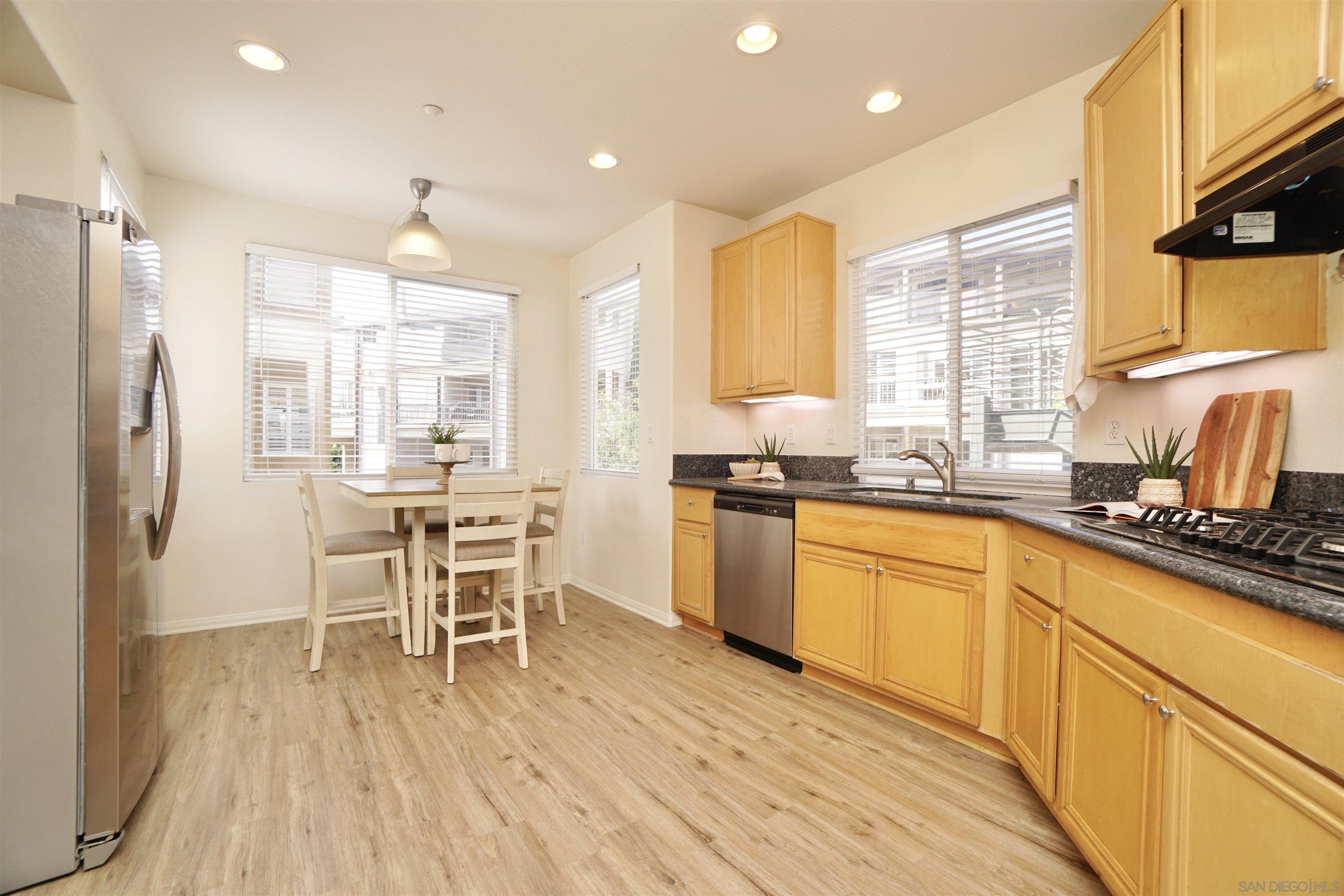 Detail Gallery Image 10 of 28 For 817  Kalpati Circle  212, Carlsbad,  CA 92008 - 2 Beds | 2/1 Baths