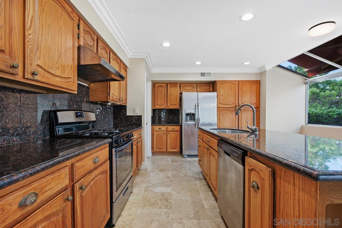 Detail Gallery Image 11 of 37 For 2091  Wedgewood Drive, Oceanside,  CA 92056 - 5 Beds | 3 Baths