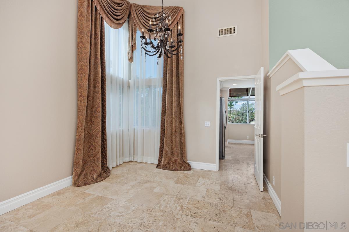 Detail Gallery Image 9 of 37 For 2091  Wedgewood Drive, Oceanside,  CA 92056 - 5 Beds | 3 Baths