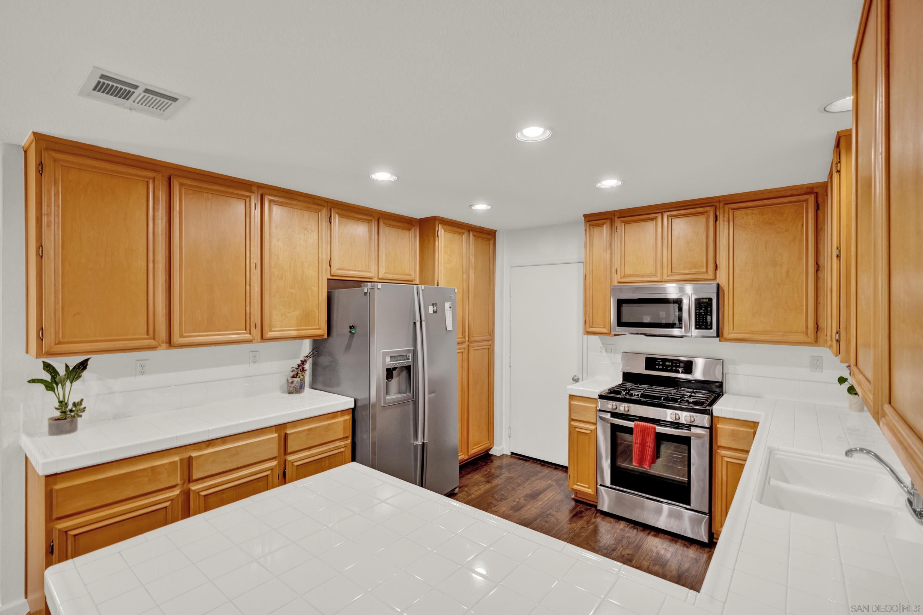 Detail Gallery Image 4 of 63 For 508  Dakota Way, Oceanside,  CA 92056 - 4 Beds | 2/1 Baths