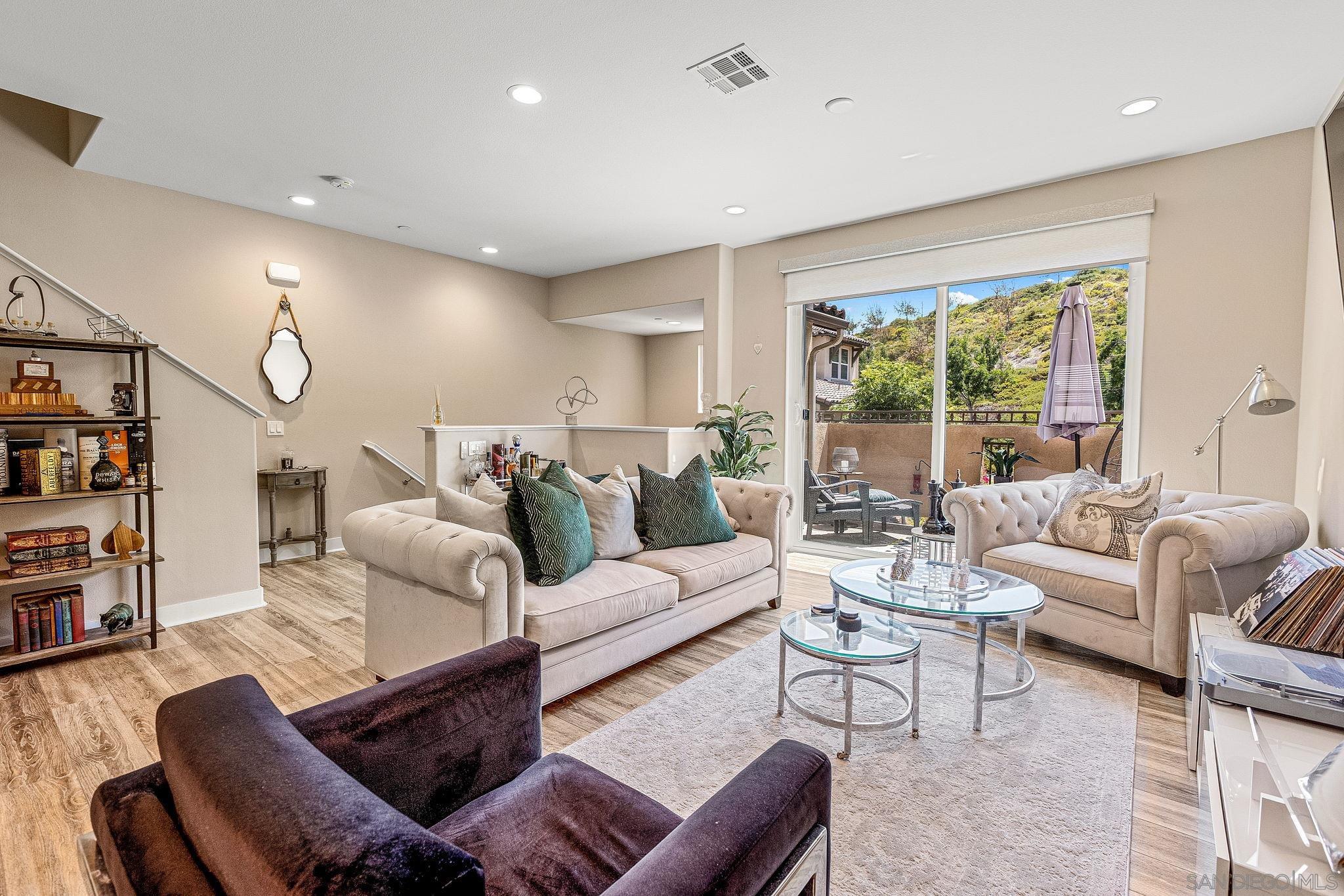 Detail Gallery Image 2 of 30 For 4347  Harbor Way  #4,  Oceanside,  CA 92056 - 3 Beds | 3/1 Baths