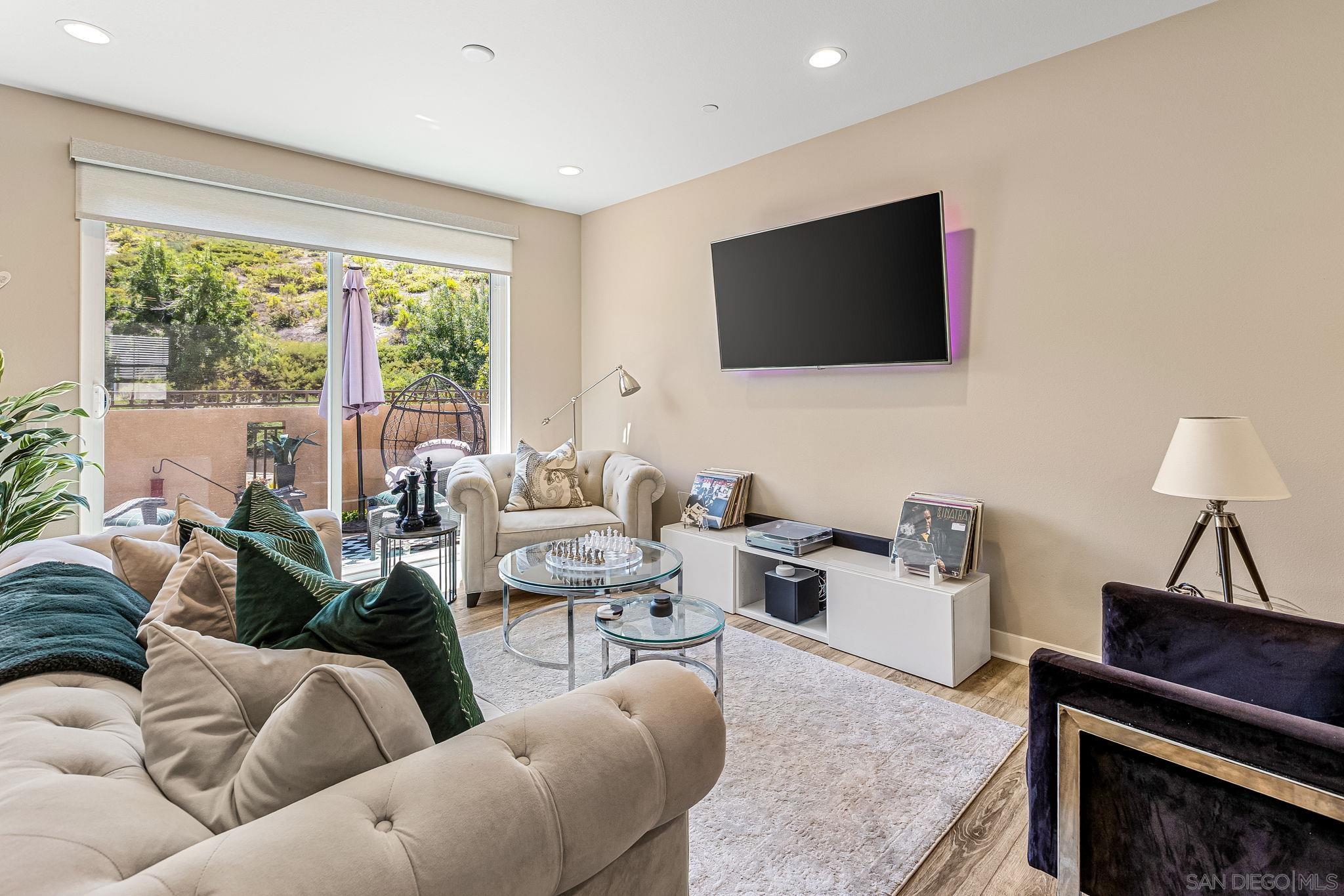 Detail Gallery Image 4 of 30 For 4347  Harbor Way  #4,  Oceanside,  CA 92056 - 3 Beds | 3/1 Baths