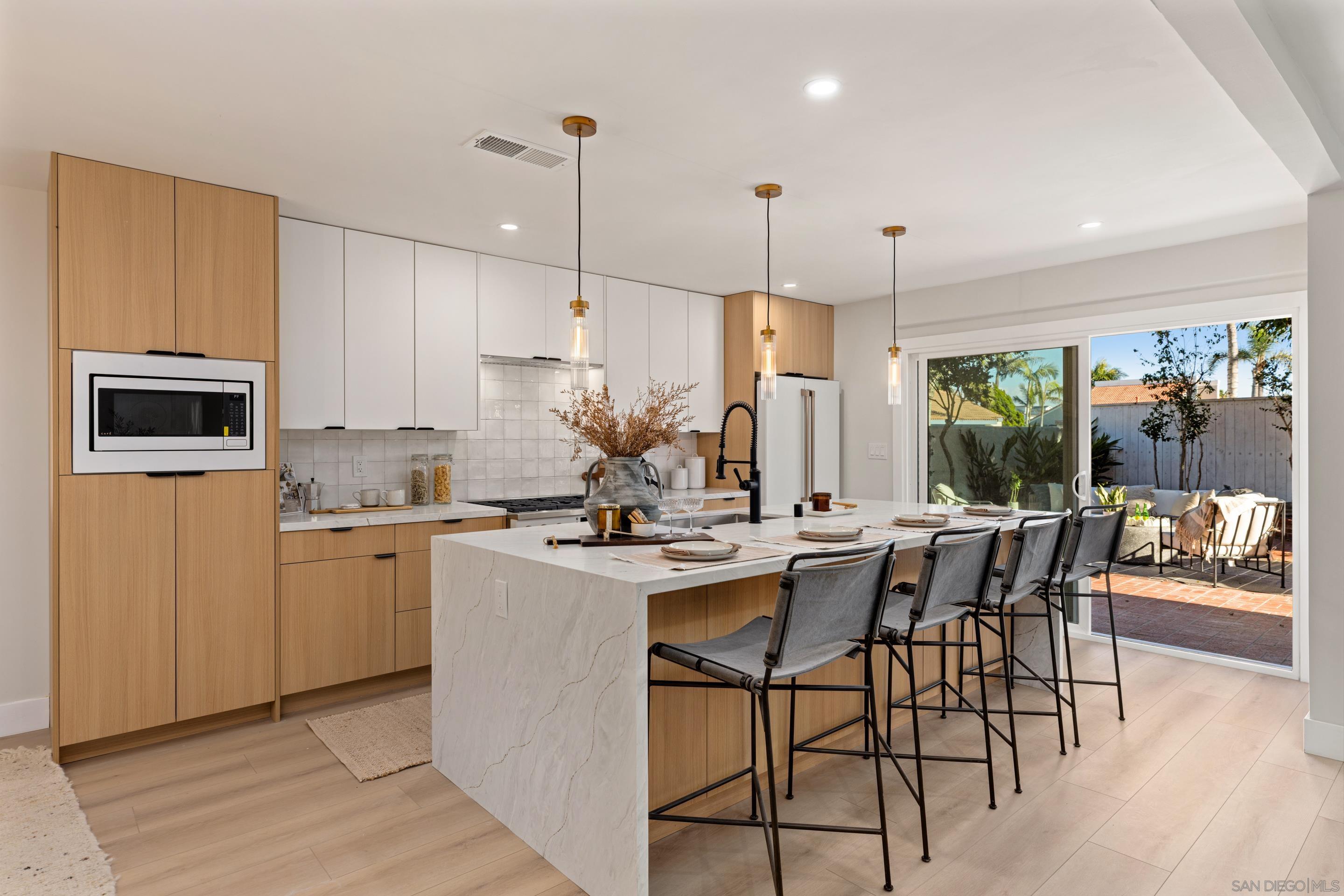 Detail Gallery Image 3 of 32 For , Coronado,  CA 92118 - 5 Beds | 3 Baths