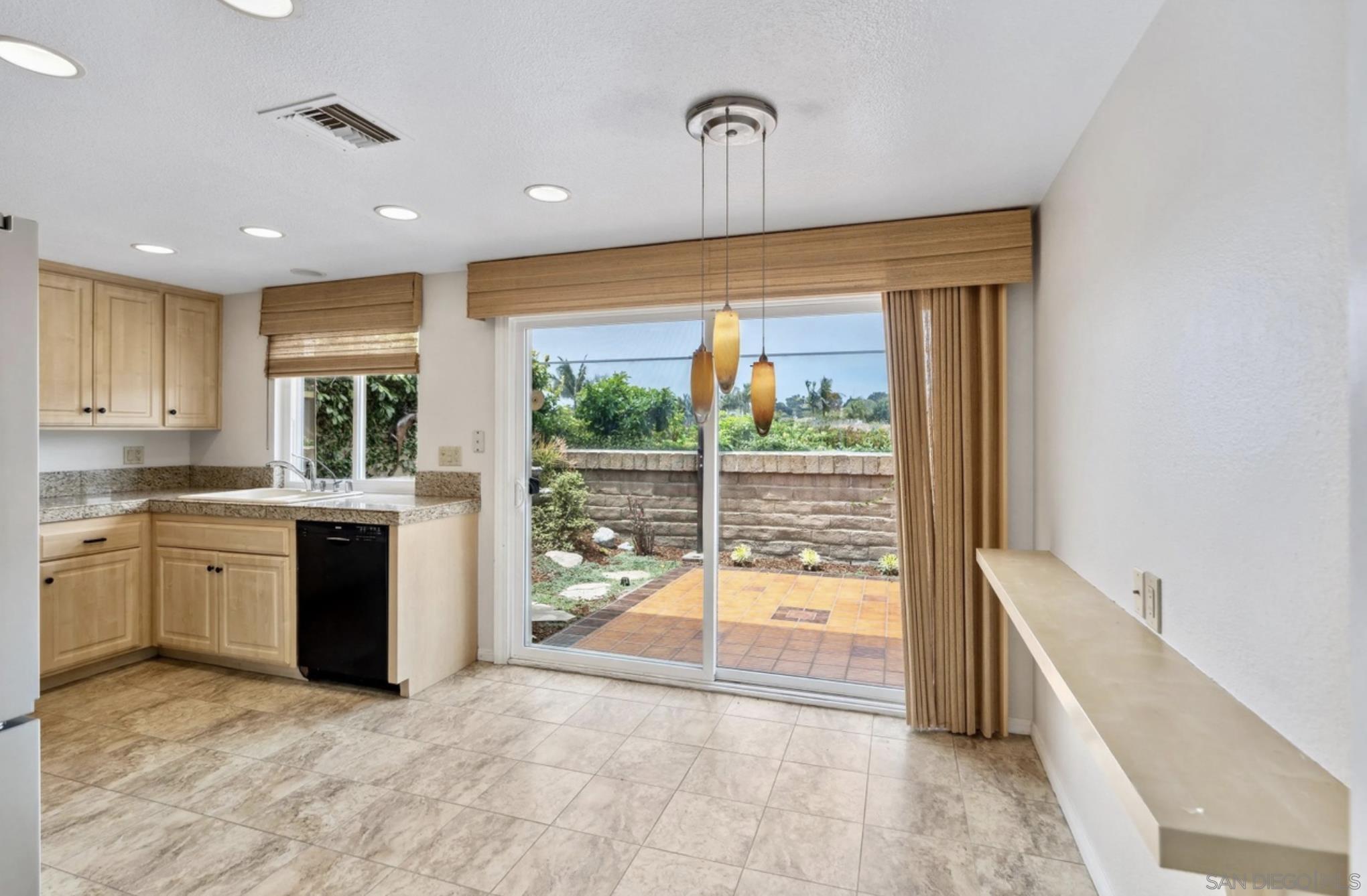 Detail Gallery Image 10 of 27 For 1608  Caminito Asterisco, La Jolla,  CA 92037 - 3 Beds | 2 Baths