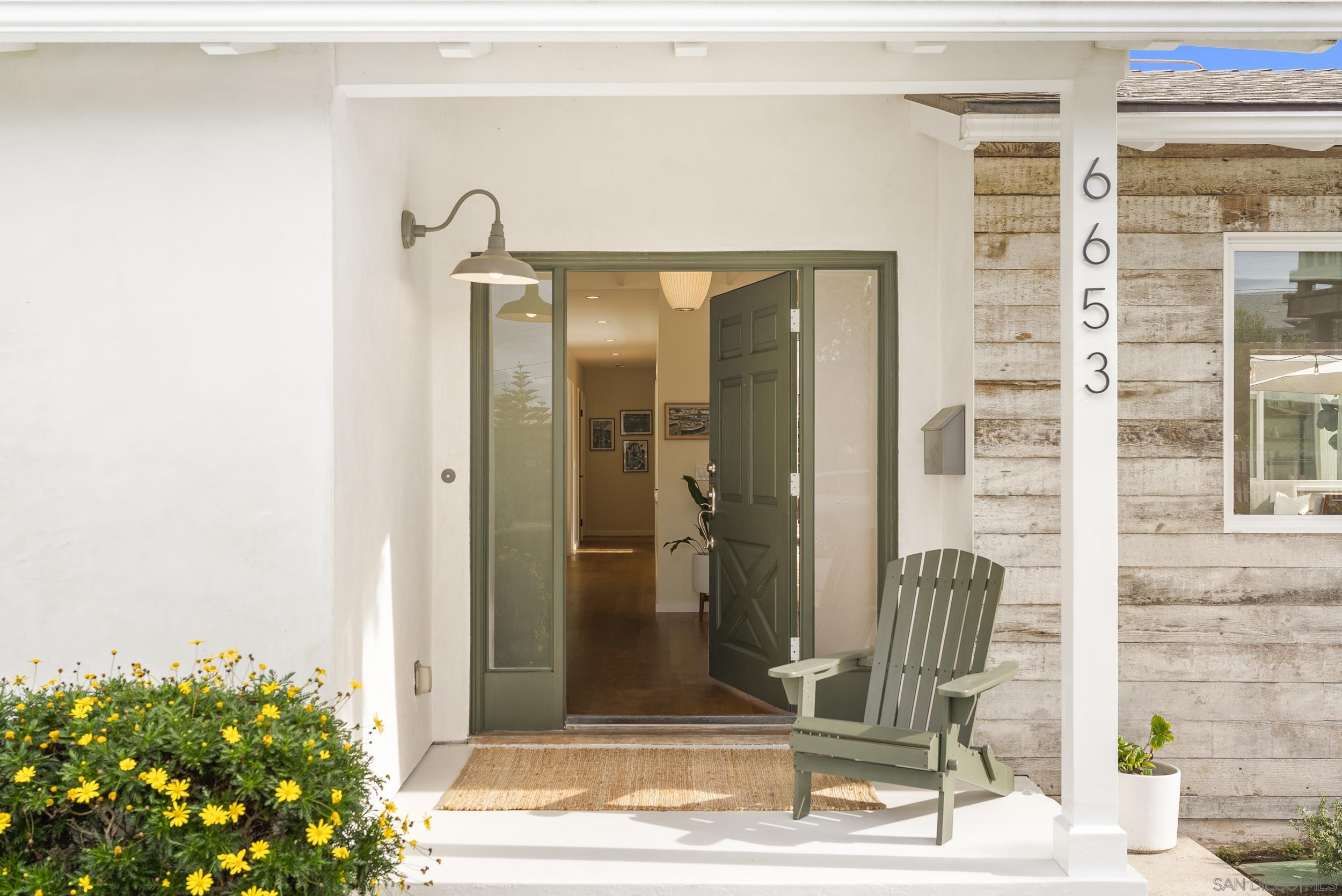 Detail Gallery Image 2 of 49 For 6653  Avenida Manana, La Jolla,  CA 92037 - 4 Beds | 3/1 Baths