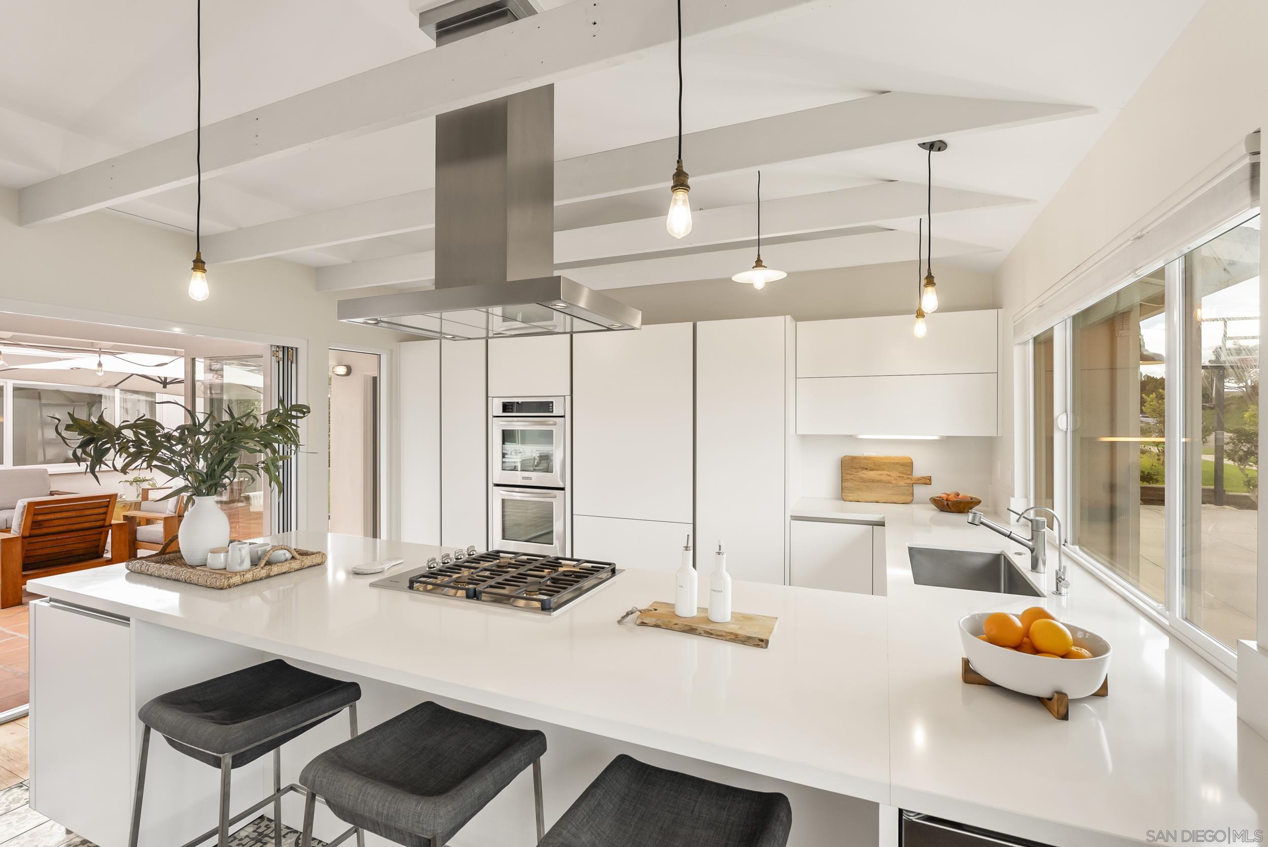 Detail Gallery Image 12 of 49 For 6653  Avenida Manana, La Jolla,  CA 92037 - 4 Beds | 3/1 Baths