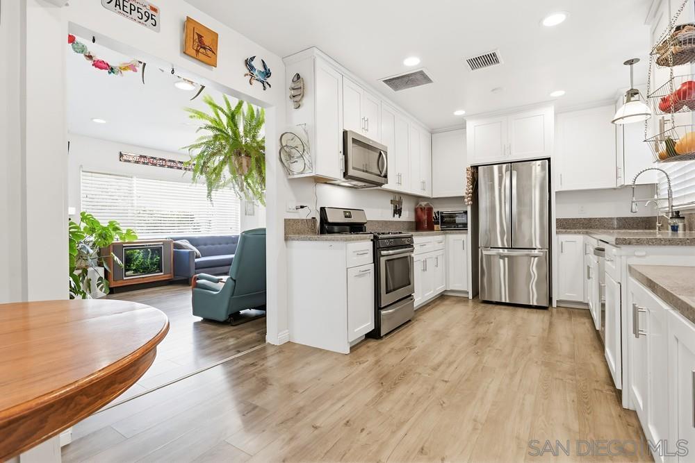 Detail Gallery Image 15 of 29 For 712  Lemon Avenue, Vista,  CA 92084 - 3 Beds | 2 Baths