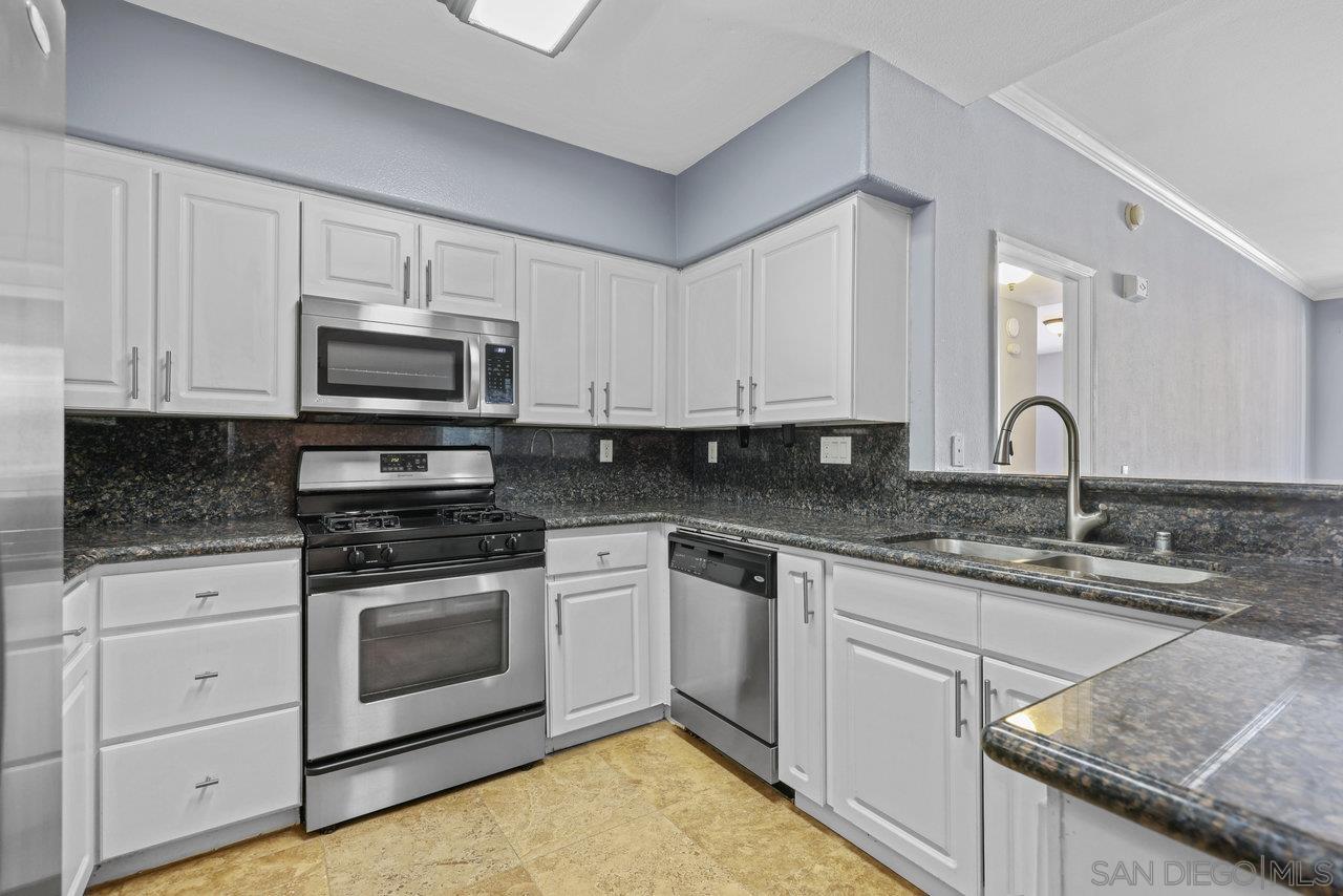 Detail Gallery Image 2 of 8 For 12372  Carmel Country Rd.  202, San Diego,  CA 92130 - 2 Beds | 2 Baths