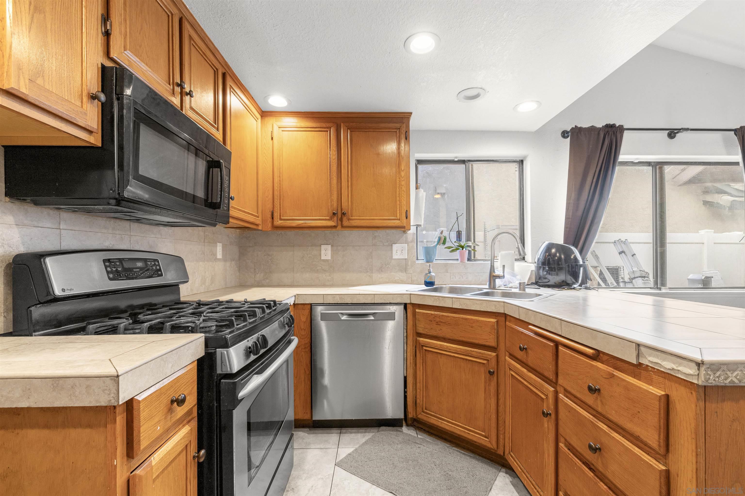 Detail Gallery Image 5 of 33 For 29770  Avenida De Real, Sun City,  CA 92586 - 5 Beds | 2 Baths