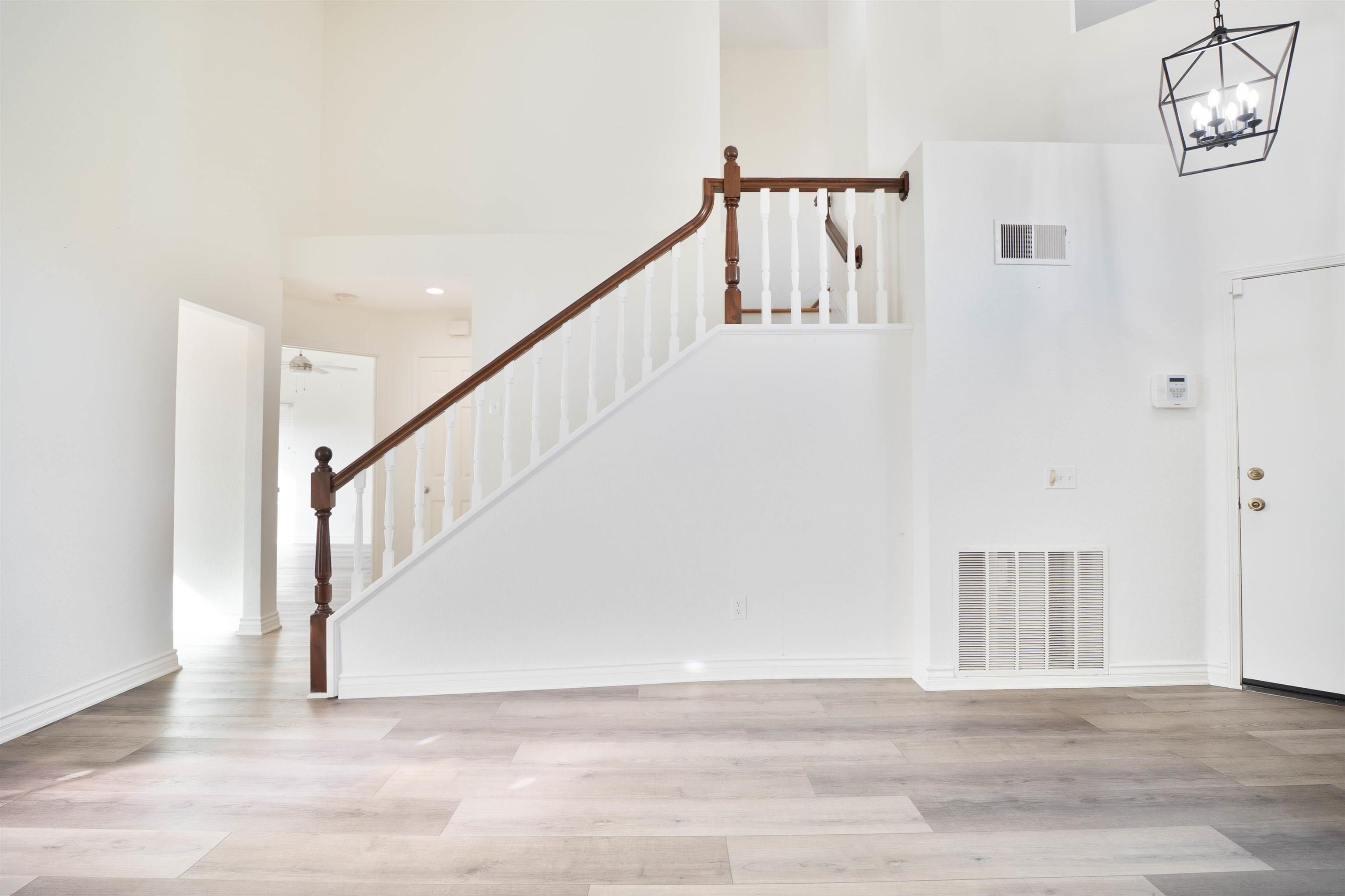 Detail Gallery Image 6 of 24 For 1533  Roma Dr, Vista,  CA 92081 - 4 Beds | 2/1 Baths