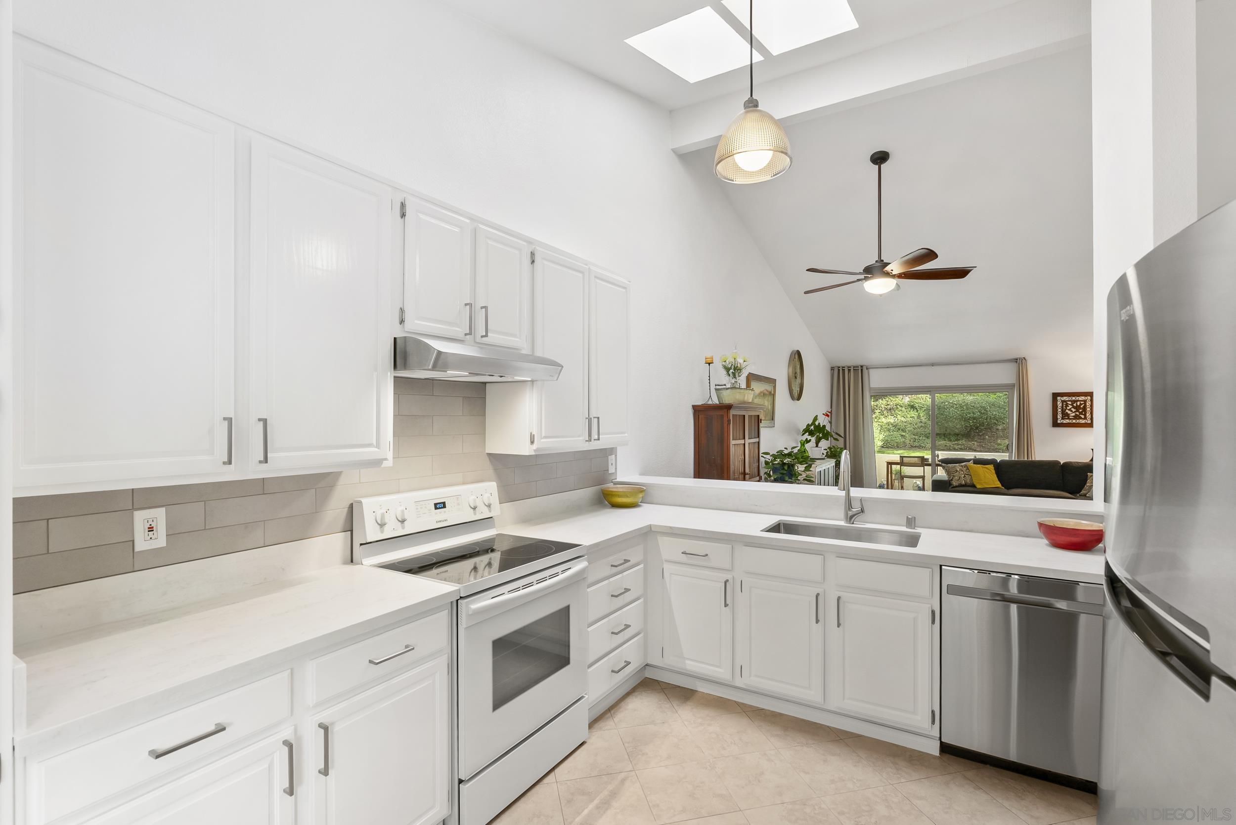 Front Image Thumbnail for SD250044671