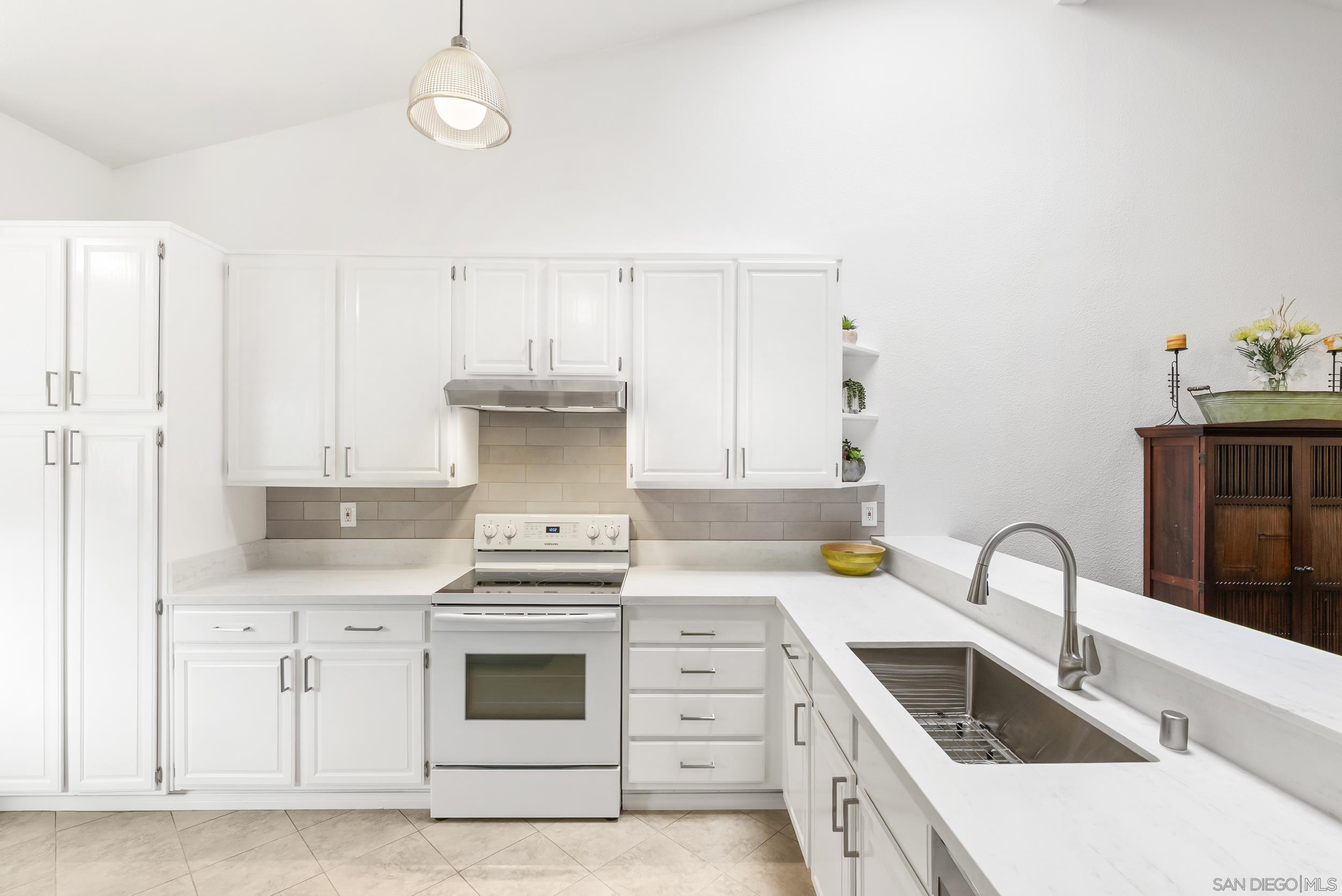 Detail Gallery Image 11 of 41 For 17909  Avenida Alozdra, San Diego,  CA 92128 - 2 Beds | 2 Baths