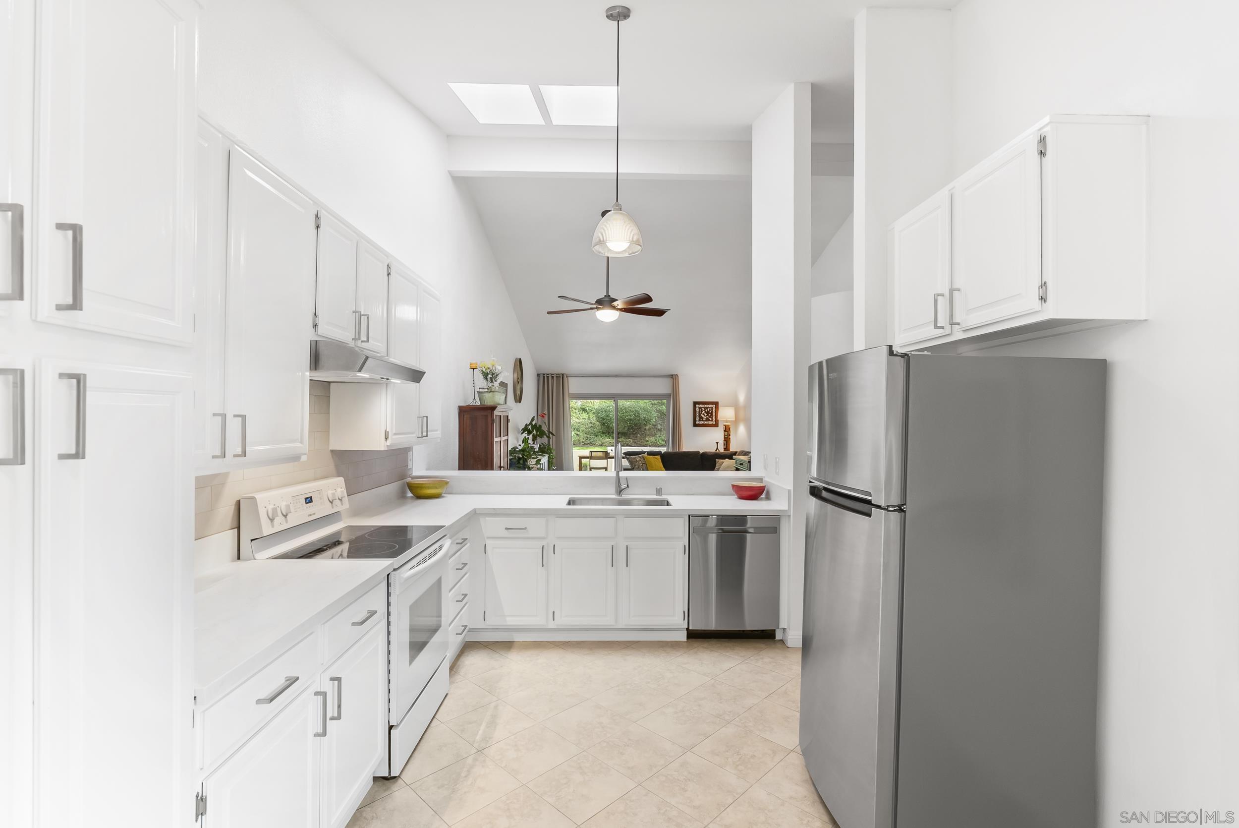 Detail Gallery Image 12 of 41 For 17909  Avenida Alozdra, San Diego,  CA 92128 - 2 Beds | 2 Baths