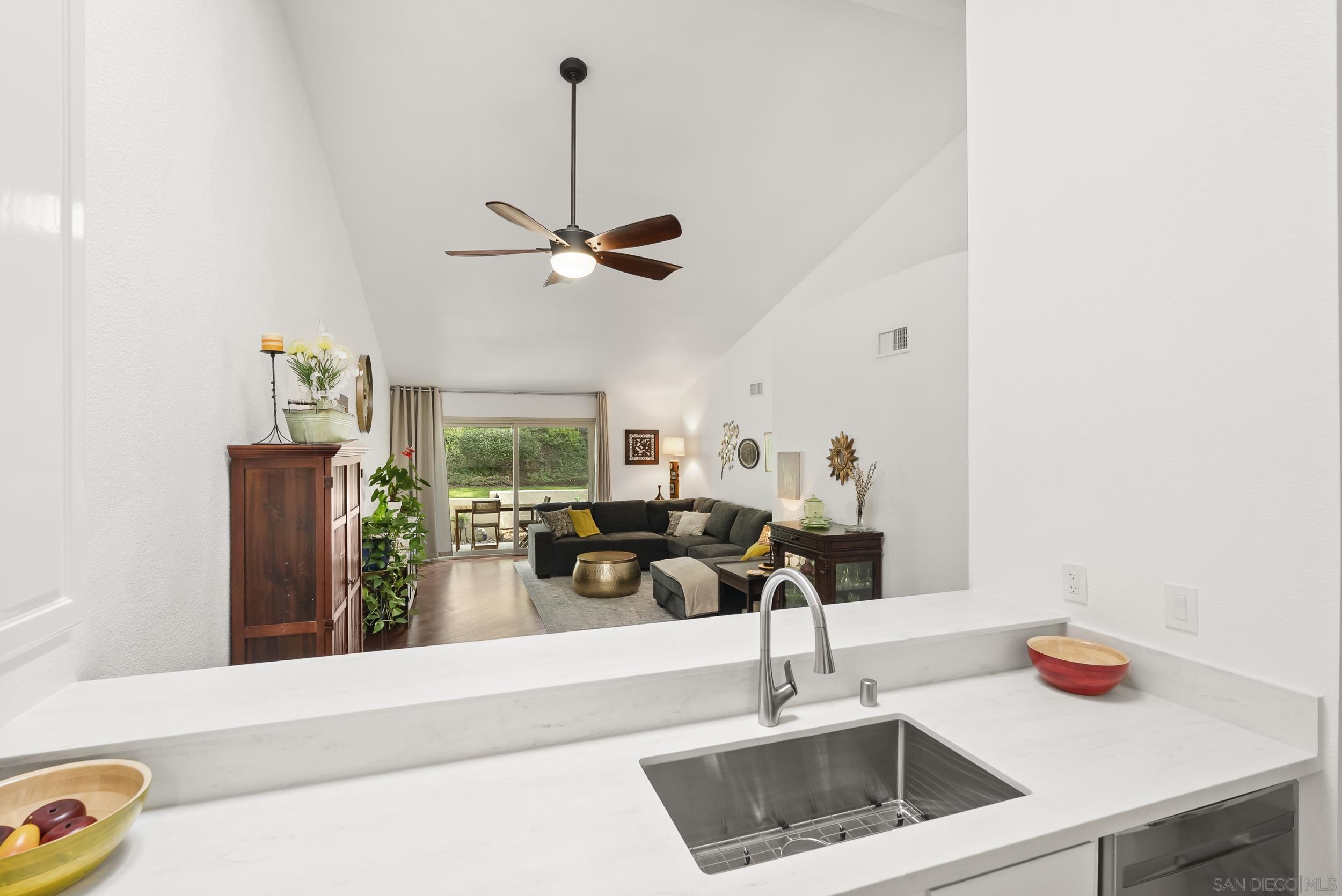 Detail Gallery Image 13 of 41 For 17909  Avenida Alozdra, San Diego,  CA 92128 - 2 Beds | 2 Baths