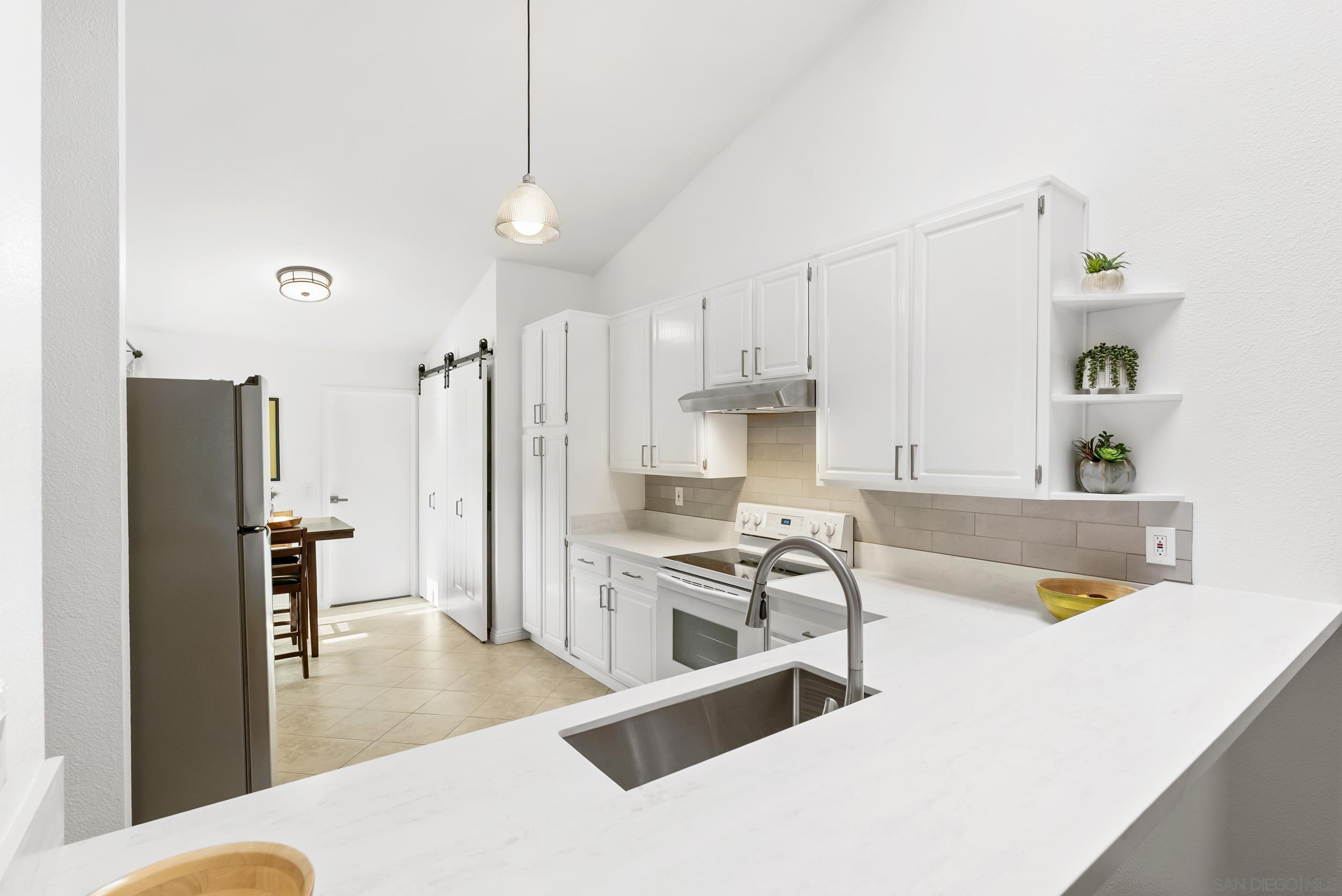 Detail Gallery Image 9 of 41 For 17909  Avenida Alozdra, San Diego,  CA 92128 - 2 Beds | 2 Baths