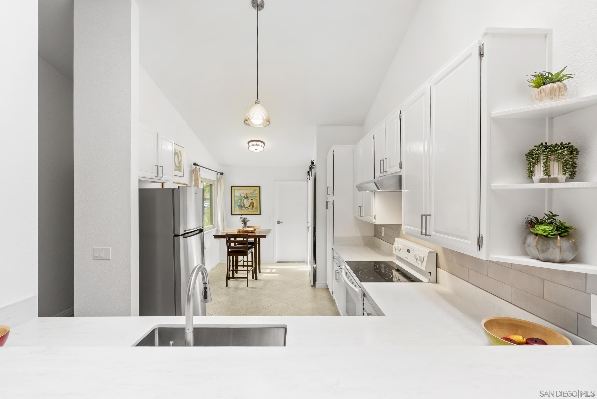 Detail Gallery Image 10 of 41 For 17909  Avenida Alozdra, San Diego,  CA 92128 - 2 Beds | 2 Baths