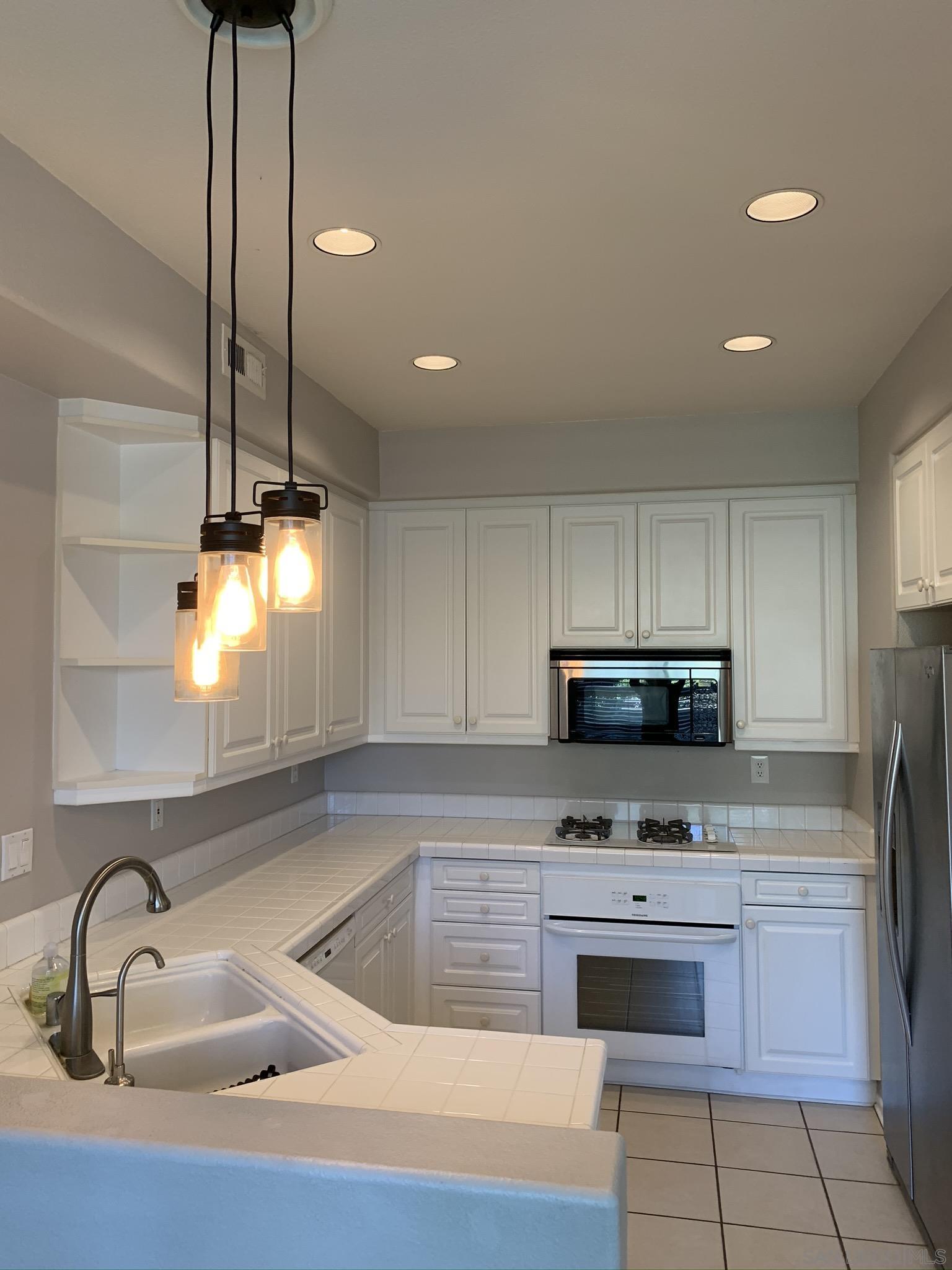 Detail Gallery Image 3 of 21 For 3619  Ruette De Ville, San Diego,  CA 92130 - 3 Beds | 2/1 Baths