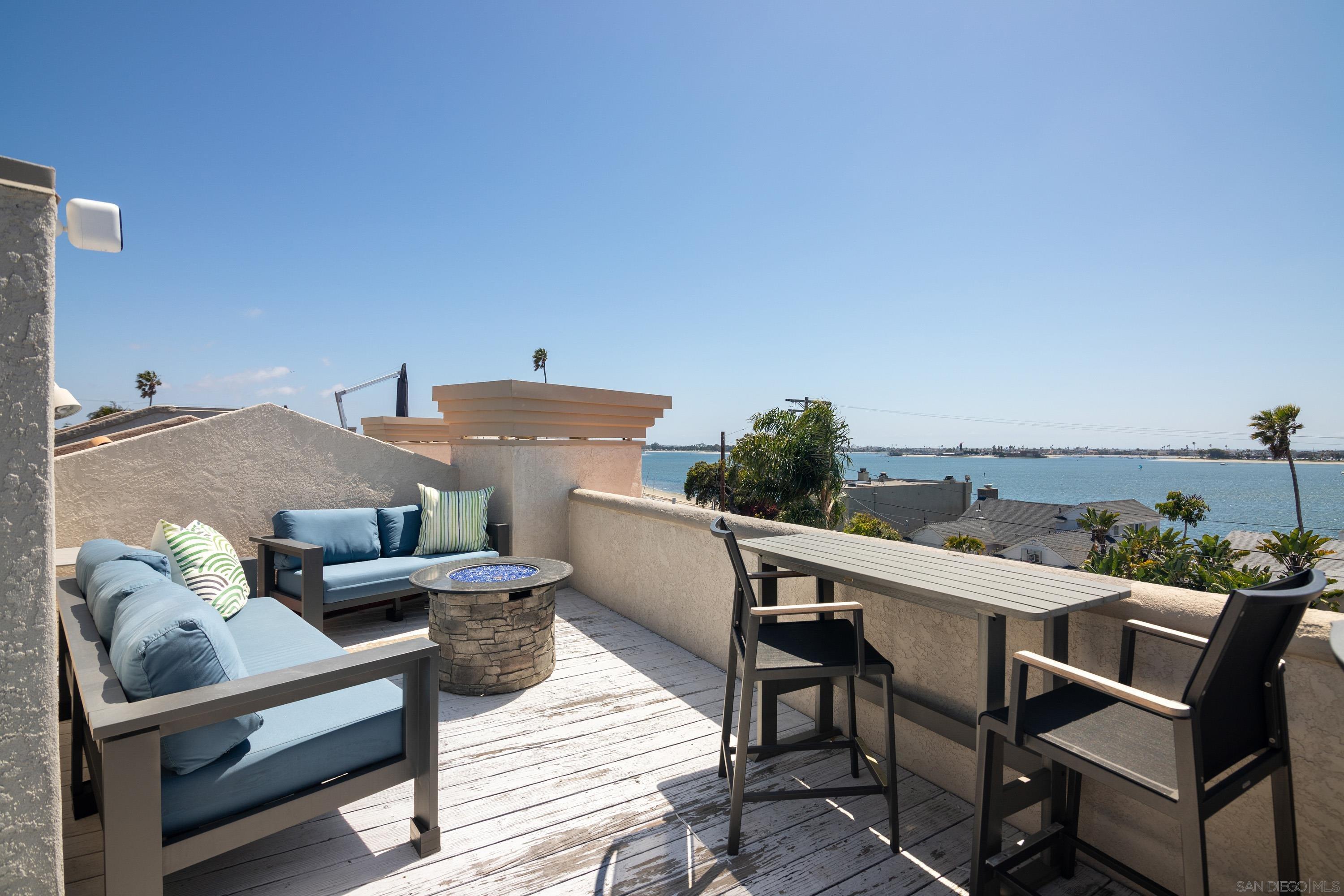 Detail Gallery Image 3 of 32 For 3701  Riviera Dr  11, San Diego,  CA 92109 - 3 Beds | 3 Baths