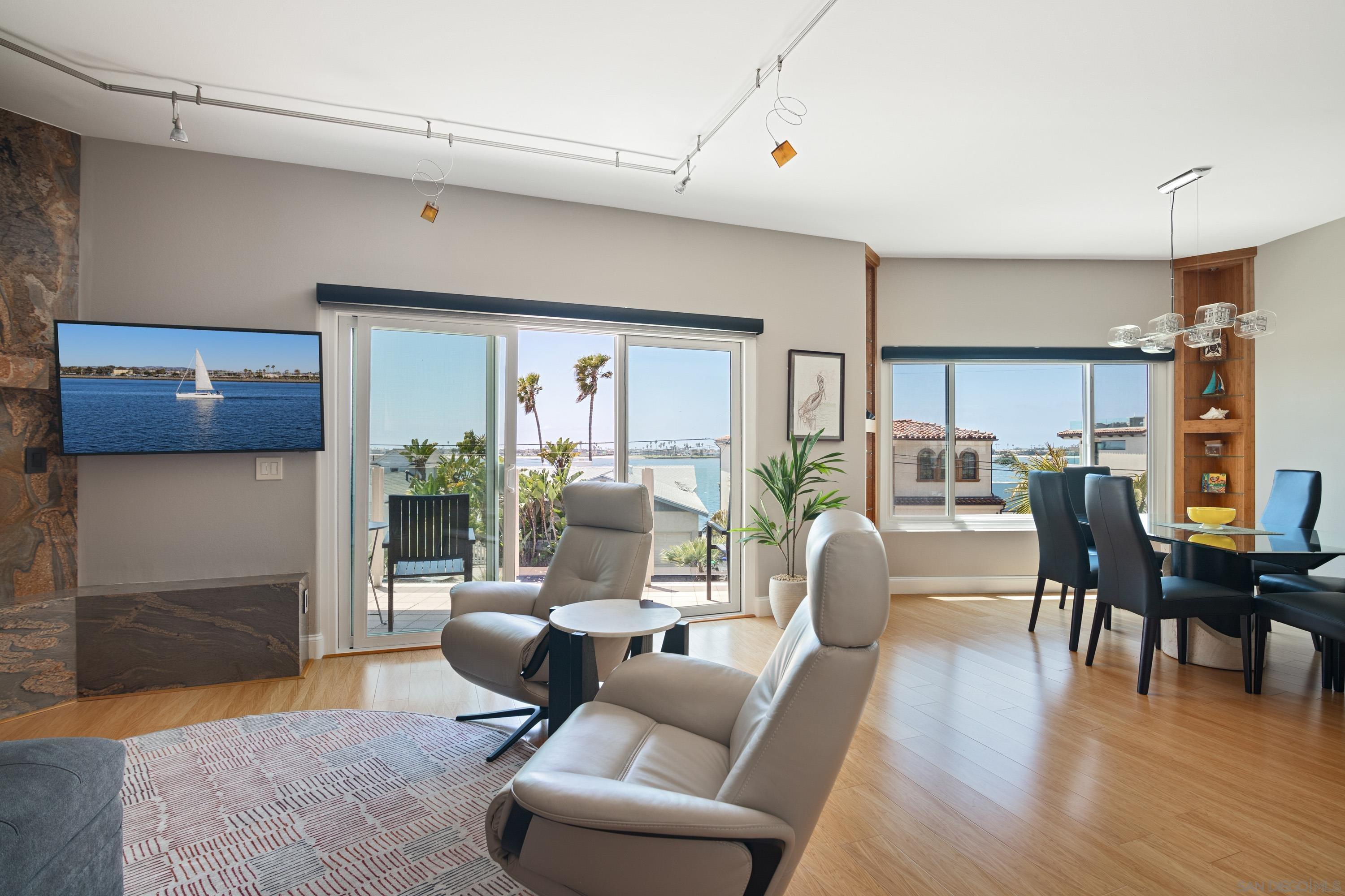 Detail Gallery Image 4 of 32 For 3701  Riviera Dr  11, San Diego,  CA 92109 - 3 Beds | 3 Baths