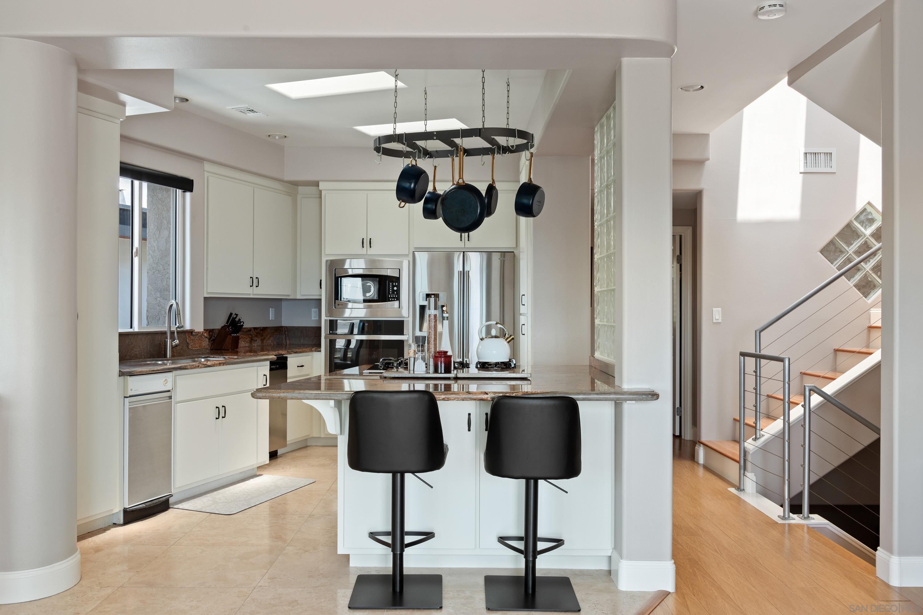 Detail Gallery Image 8 of 32 For 3701  Riviera Dr  11, San Diego,  CA 92109 - 3 Beds | 3 Baths